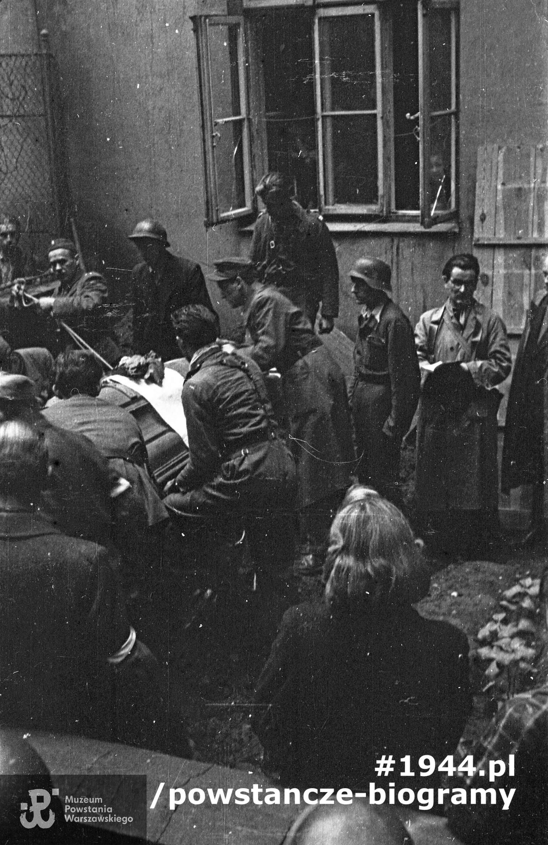 Fotografia z Powstania Warszawskiego, II połowa września 1944 r.  Pogrzeb kpr. pchor. Bohdana Sobocińskiego, syna płk Albina Sobocińskiego "Roland" z OW - KB na podwórzu kamienicy Szopena 16. Autorem zdjęcia jest Marian Grabski "Wyrwa". Fot. ze zbiorów Muzeum Powstania Warszawskiego