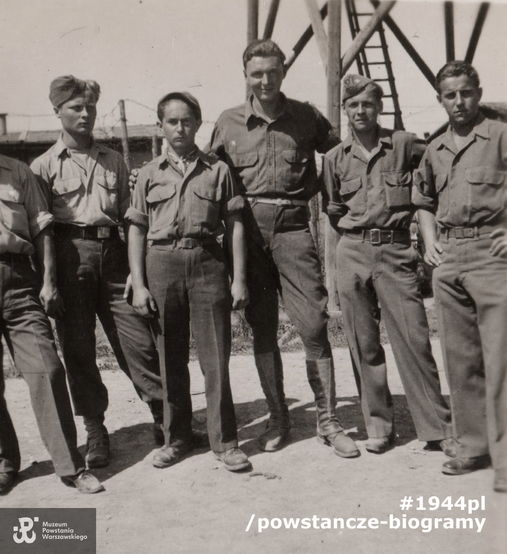 Janusz "Szlubicz" Załęski (1923-2018). Zdjęcie wykonane w Stalagu 344 Lamsdorf, Janusz "Szlubicz" Załęski widoczny w środku. Fotografię udostępniła p. Mary Ann Załęska-Biggs, córka Powstańca