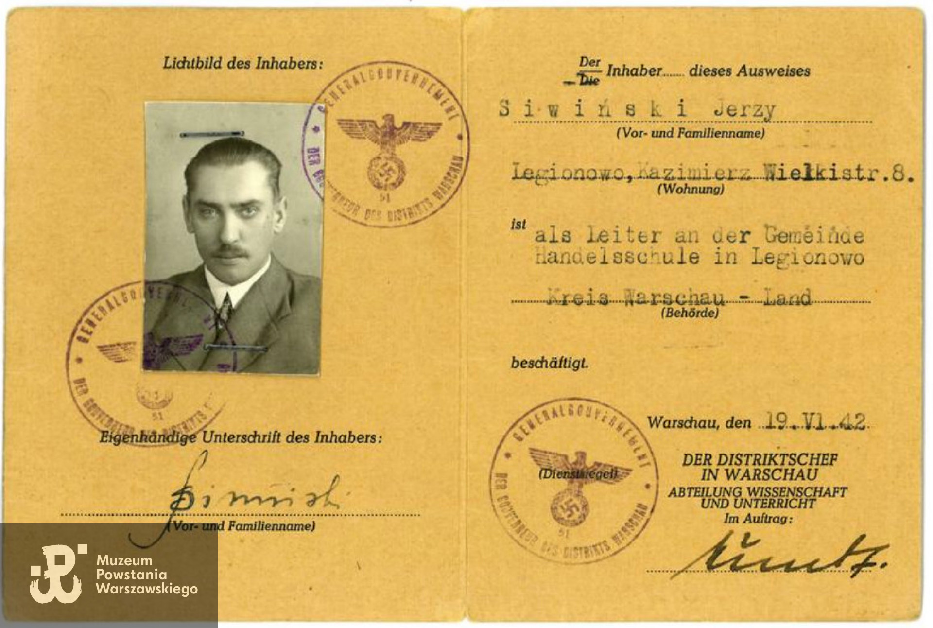 Legitymacja służbowa Jerzego Siwińskiego kierownika szkoły handlowej, 1942 r. (MHwL/Zd1967), źródło: Gazeta Powiatowa, artykuł: "Nasza Historia. Wojenne adresy Legionowa: Szkoła handlowa przy ul. Kopernika", 10.12.2020.