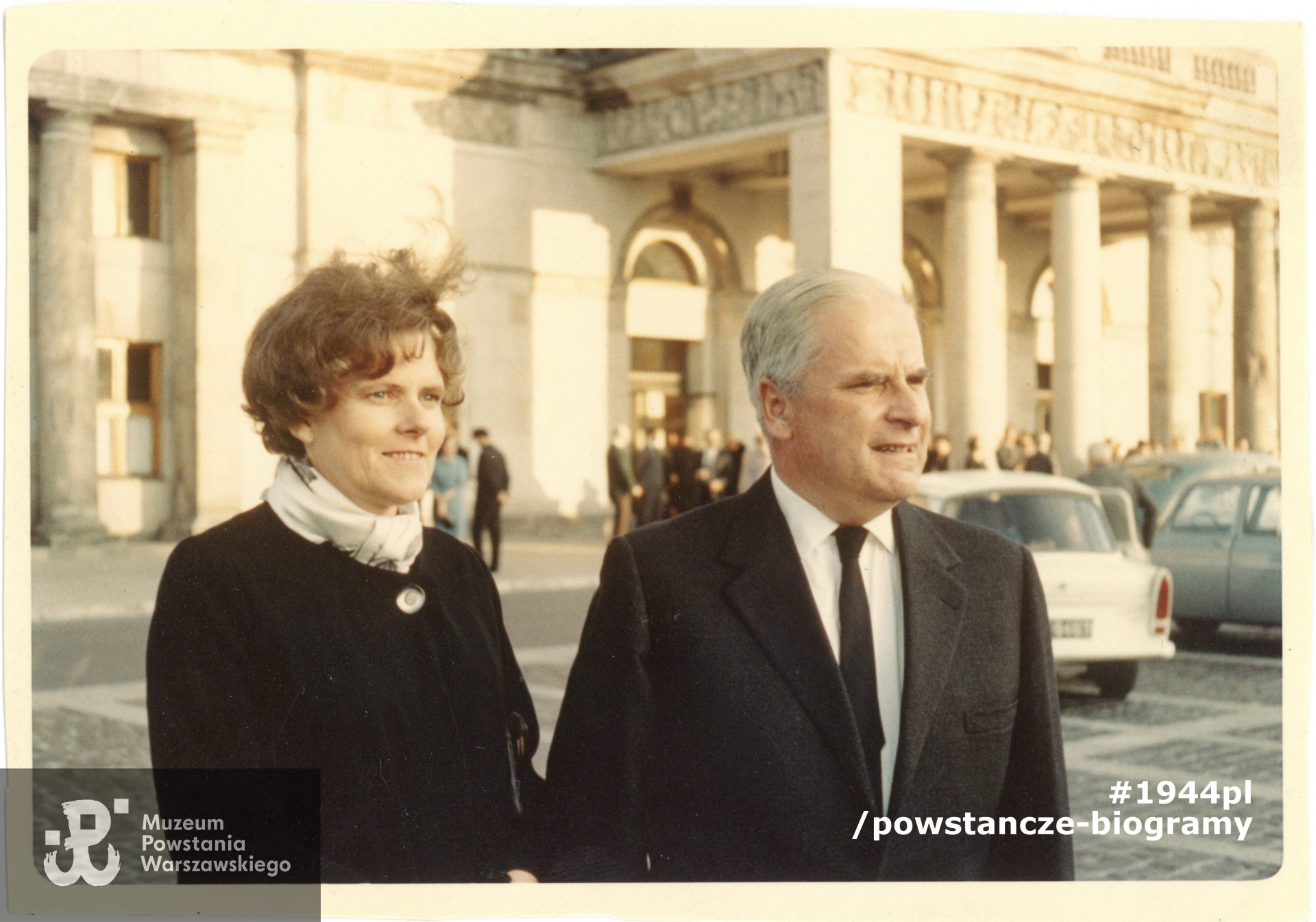 Alina Polaczkowa z mężem Stanisławem Polaczkiem. Warszawa, 1968 rok. W tle gmach Teatru Wielkiego. Fot. ze zbiorów rodzinnych udostępnione przez p. Jana Polaczka, syna Aliny Polaczkowej z d. Rutkowskiej ps. Alina