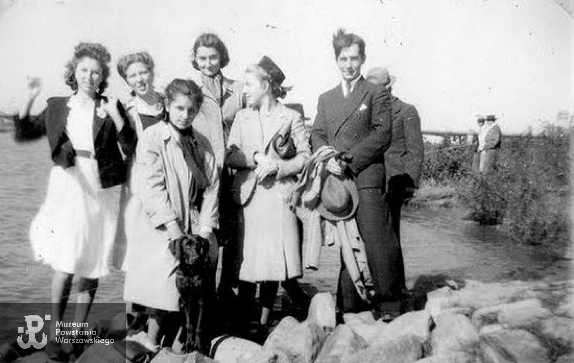 W czasie okupacji na Wale Miedzeszyńskim. Wanda Bobrowska trzyma psa.Ze zbiorów Anny Leskiewicz / Archiwum 2. HBAP "Żbik"