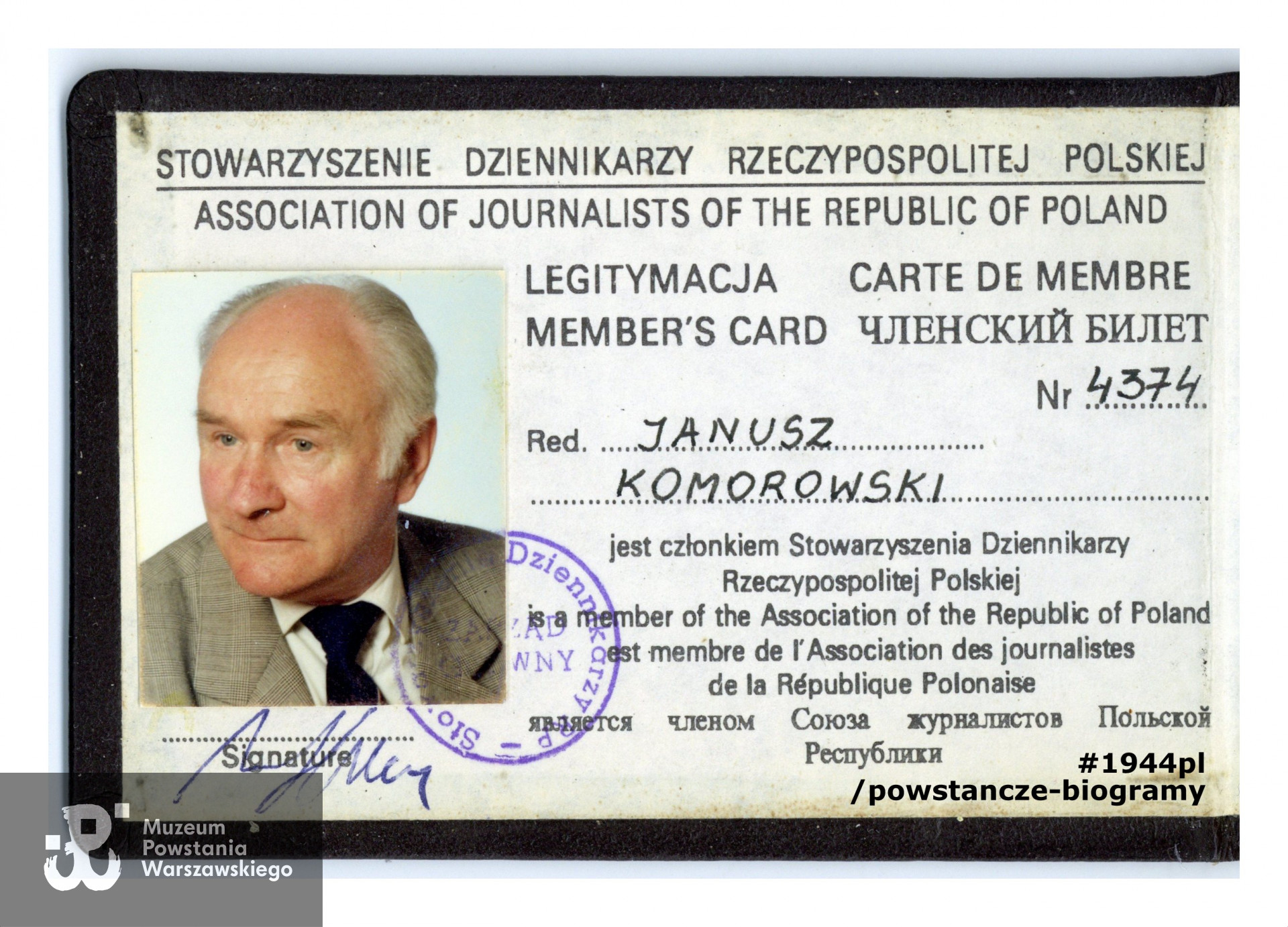 Legitymacja Stowarzyszenia Dziennikarzy RP. Ze zbiorów p. Janusza Komorowskiego ps. „Antek”. Skan wykonano w Muzeum Powstania Warszawskiego, 2020.