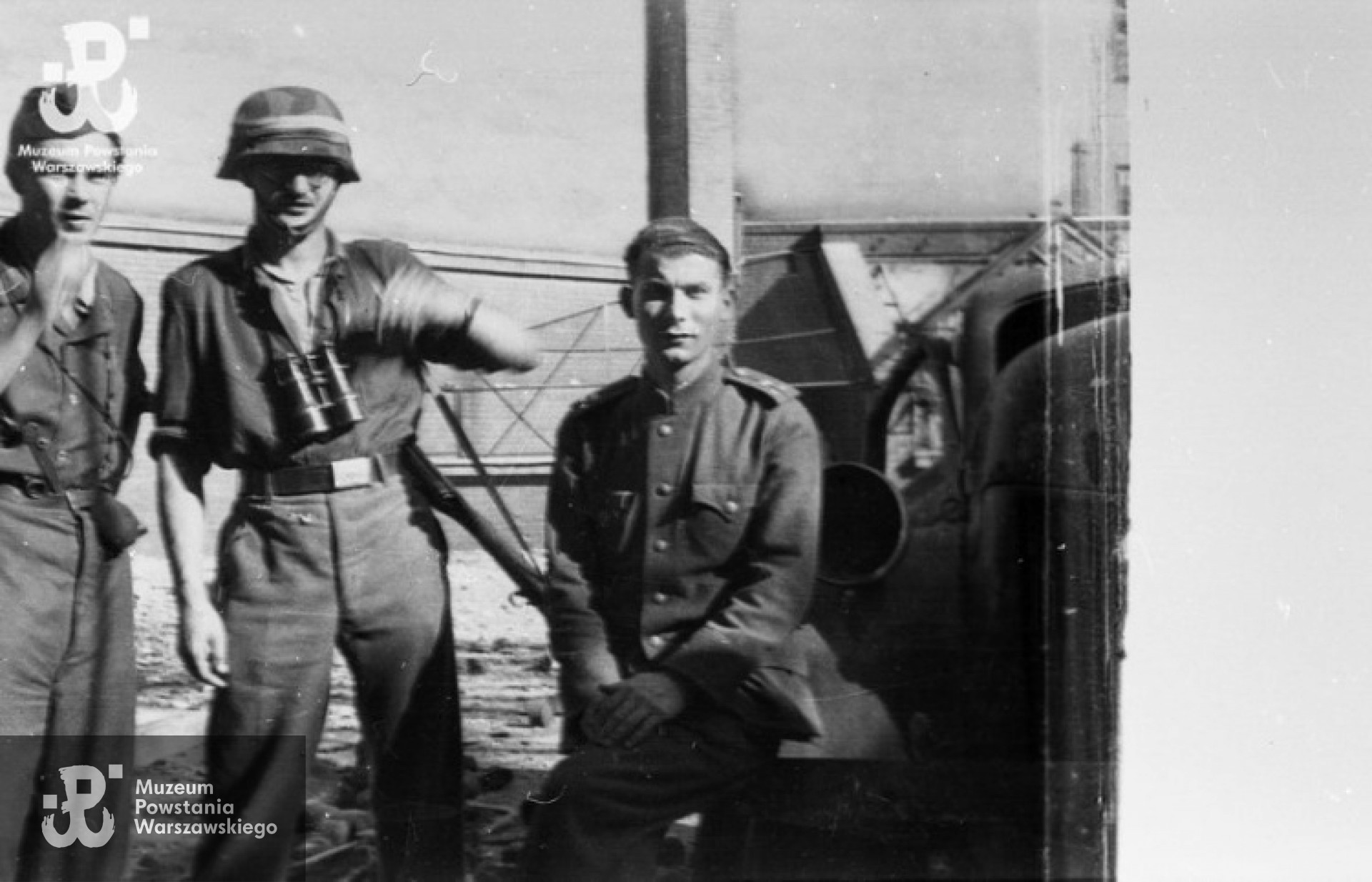 Grupa żołnierzy kompanii "Tadeusz" batalionu "Ruczaj" na dziedzińcu budynku Poselstwa Czechosłowackiego. W środku stoi ppor. Władysław Zajdler "Żarski",  po prawej siedzi rosyjski oficer por. Iwan Jachimow "Wańka". Autorem zdjęcia jest  Marian Grabski "Wyrwa", ze zbiorów Muzeum Powstania Warszawskiego, sygn. MPW-IN/1717