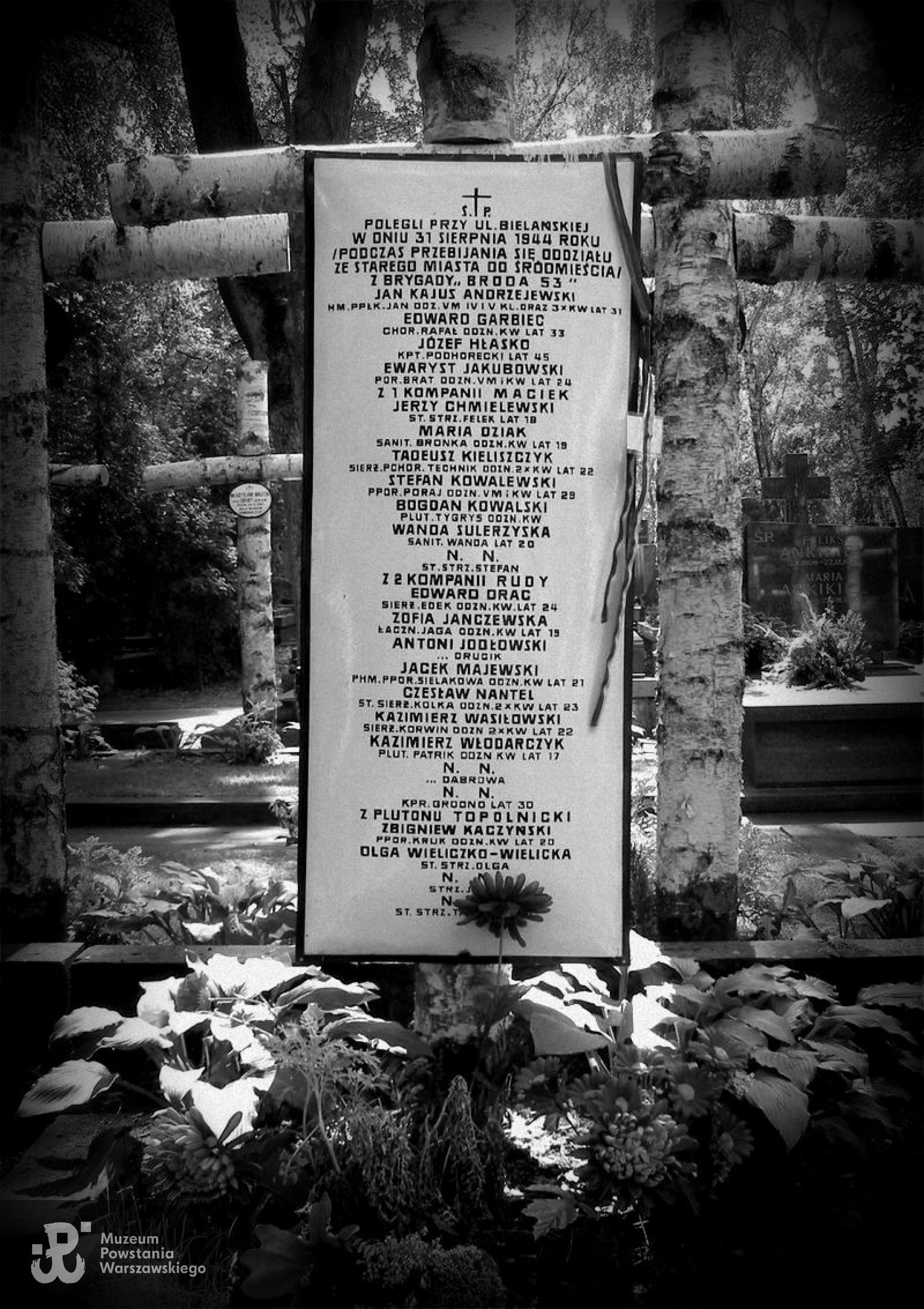 Cmentarz Wojskowy na Powązkach, kwatera żołnierzy batalionu "Zośka" - A 20, rząd 5, grób 13 (mogiła zbiorowa żołnierzy poległych w rejonie Bielańskiej podczas przebicia oddziałów do Śródmieścia, 31-08-1944 r.) Źródło: wikipedia