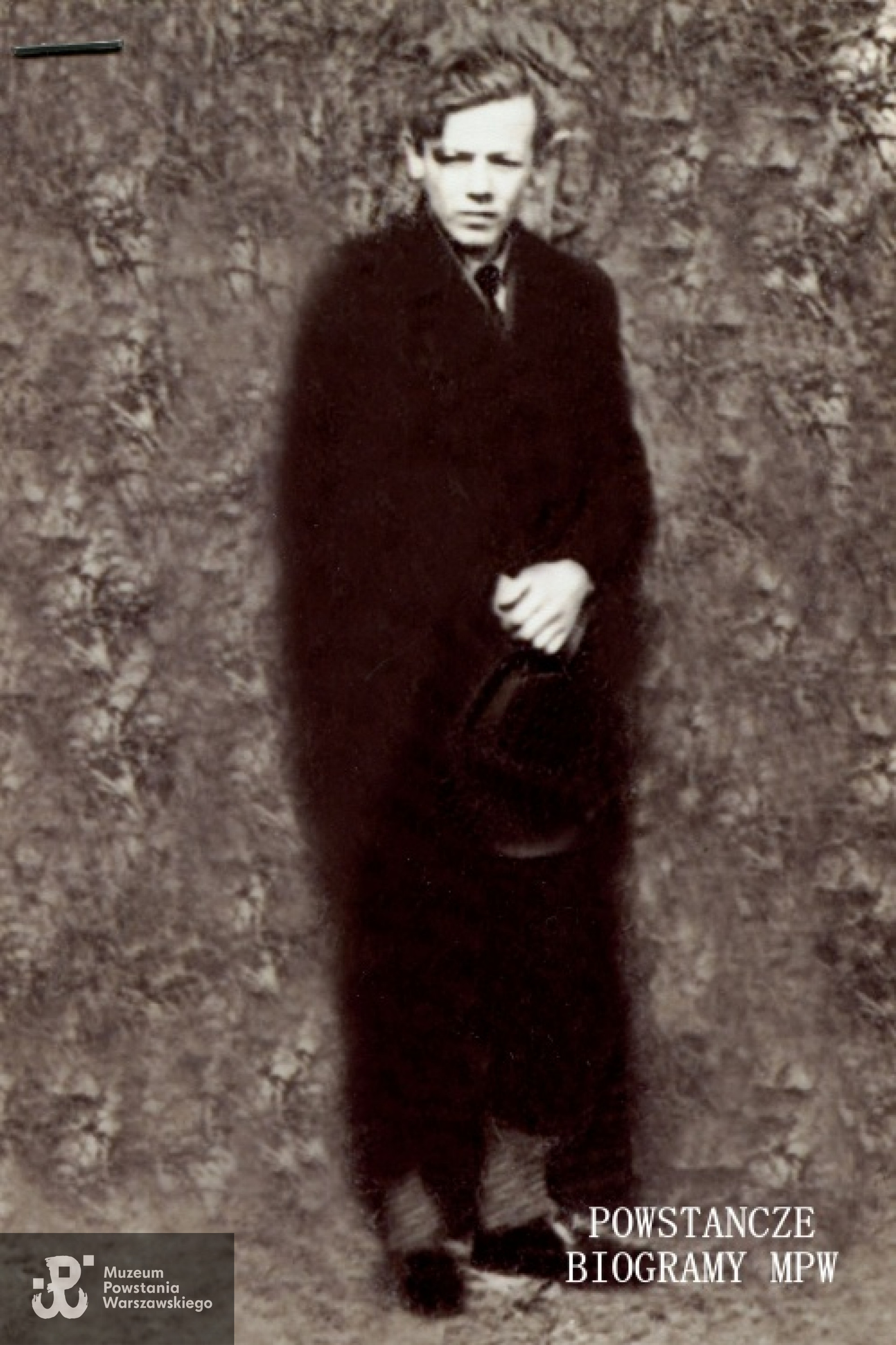 Janusz Zywert w roku 1943. Zdjęcie wykonane po pogrzebie wuja Janusza, Ludwika Zywerta. Fot. archiwum rodzinne