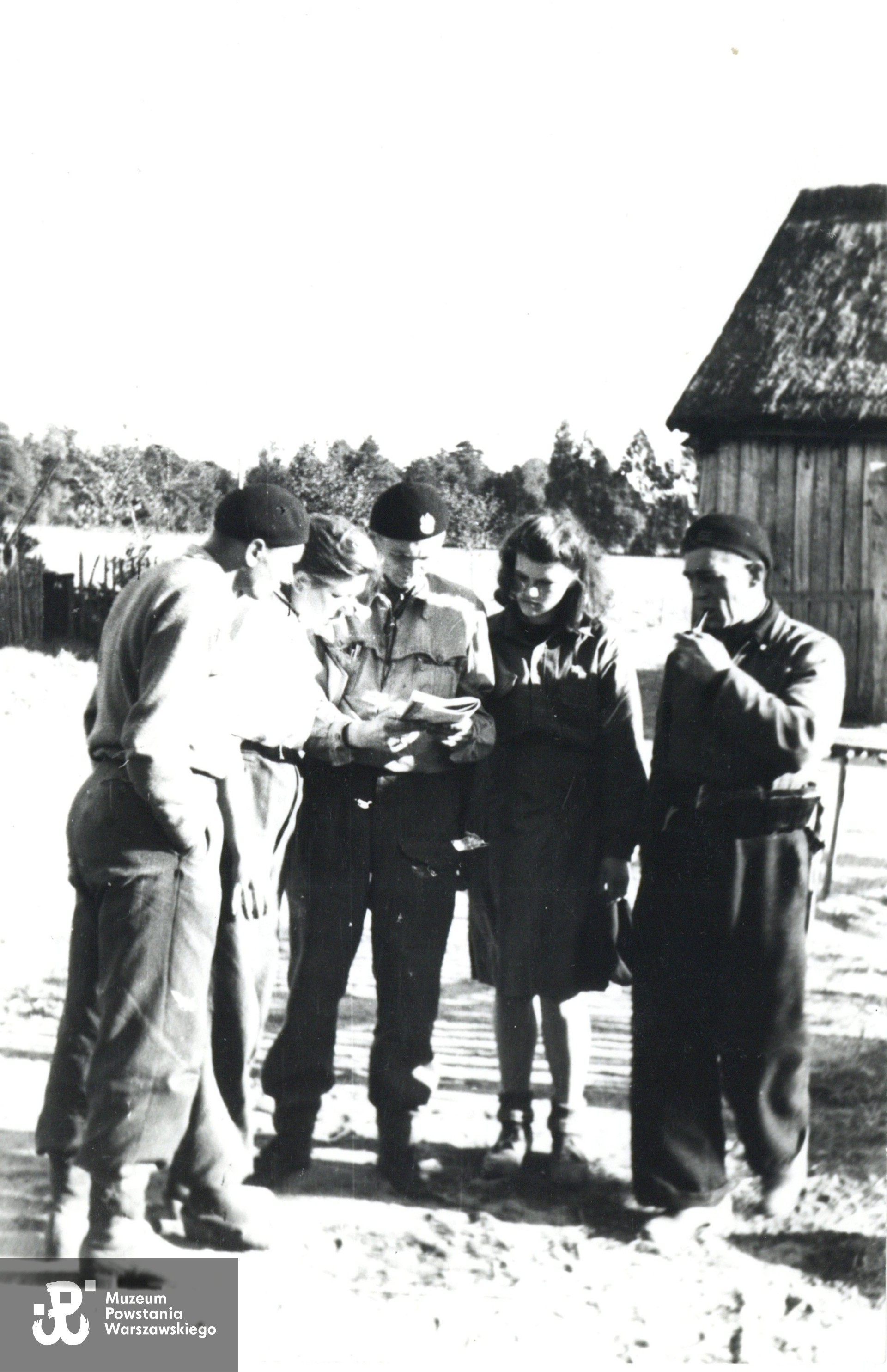 Wiersze 1944, Bogumiła Bareńska-Bukowska (w czasie Powstania Przeorska) na zdjęciu druga z prawej strony.  Fot. ze zbiorów rodzinnych, udostępniła Julia Kisielewska. Skan wykonano w  Muzeum Powstania Warszawskiego, 12/2024