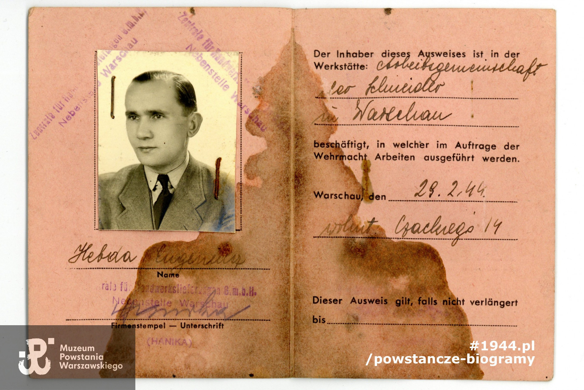  Ausweis. Na dokumencie widoczne plamy krwi poległego Eugeniusza Hebdy.  Ze zbiorów Muzeum Powstania Warszawskiego, sygn. P/7058