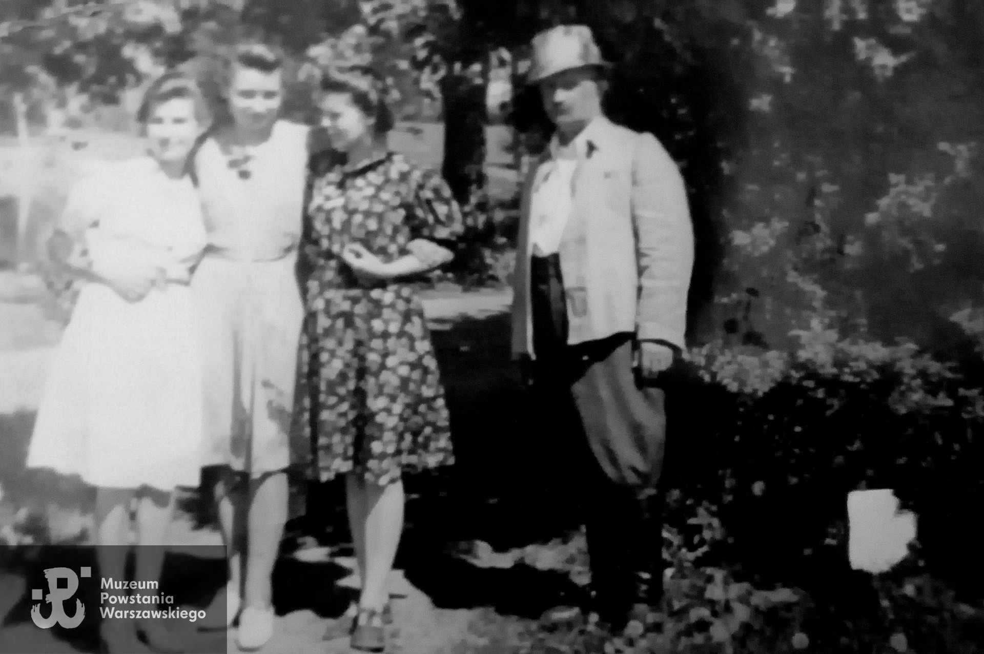 Ostatni pobyt Haliny w Osuchowie przed wybuchem Powstania Warszawskiego. Na zdjęciu pierwsza z lewej (według opisu p. Barbary Ajnenkiel - archiwum rodzinne) lub trzecia z lewej (według MPW, na podstawie analizy porównawczej innych zdjęć Haliny z tego okresu  i jej sukienki w kwiaty). Fot. udostępniła p. Barbara Ajnenkiel