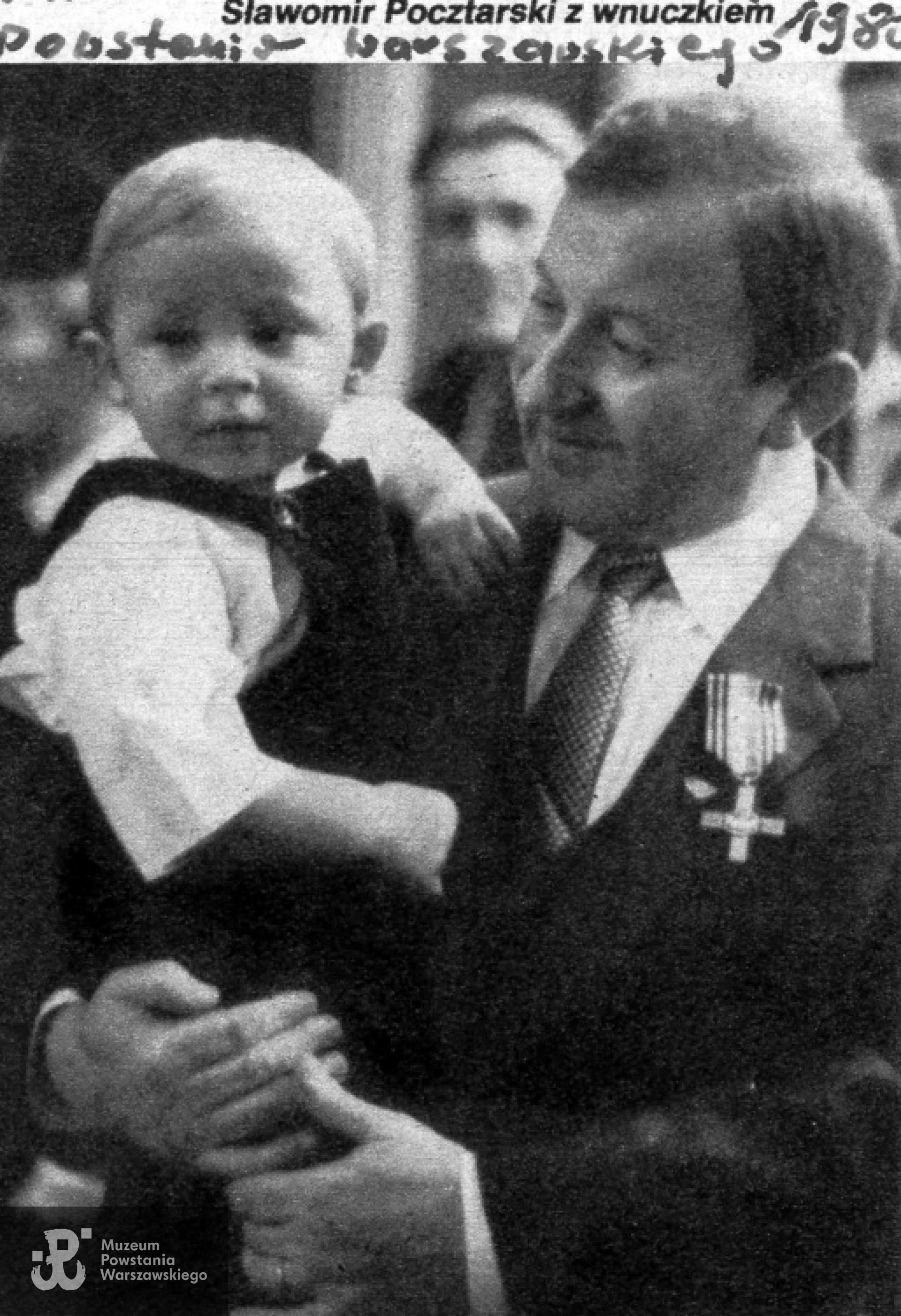 Podczas uroczystości wręczania odznaczeń, na zdjęciu z wnuczkiem, 1980 rok. Ze zbiorów Sławomira Pocztarskiego  ps. "Bóbr"