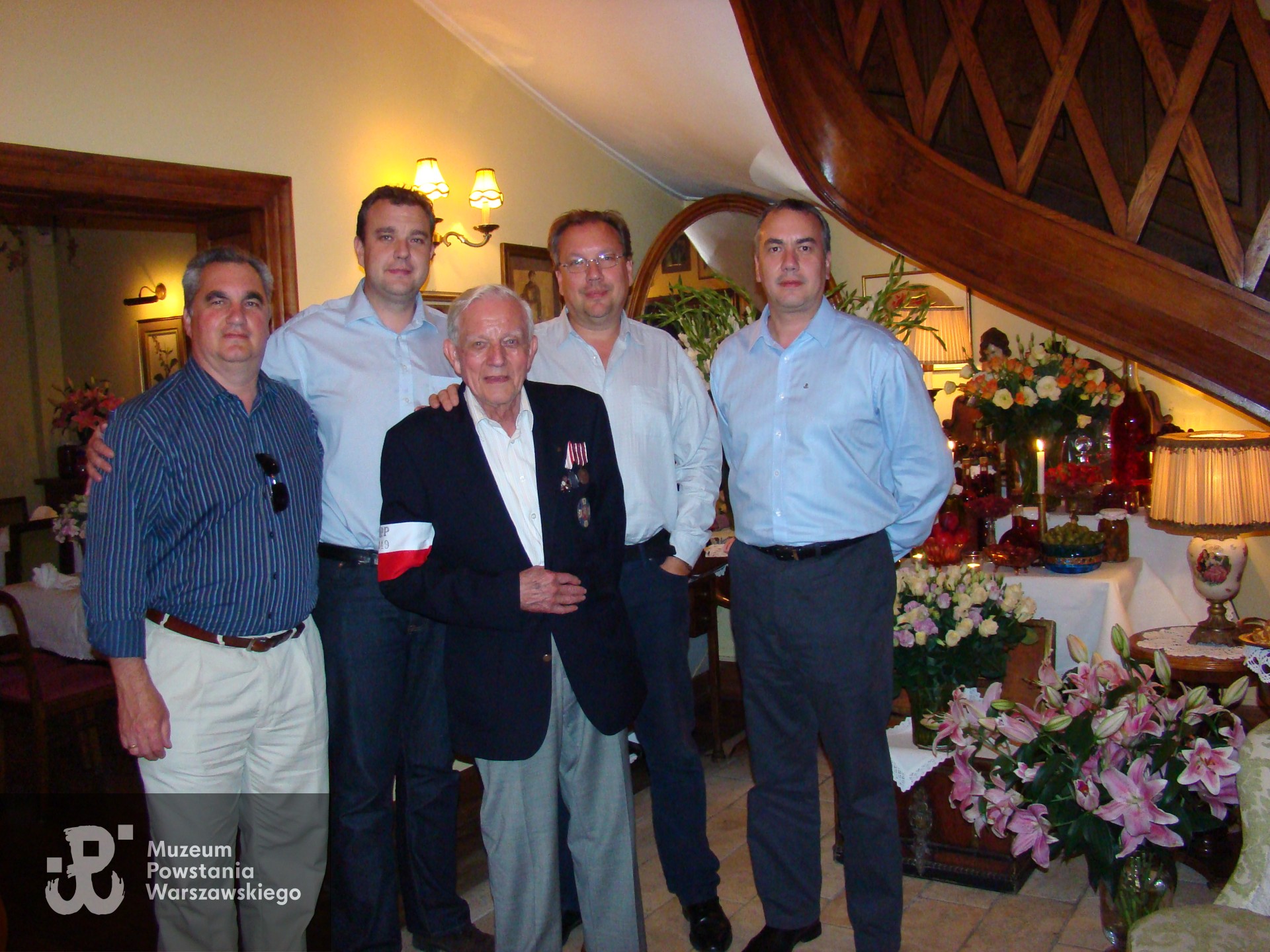 Eugeniusz Roman Gawor "Gołąbek" z synami w Warszawie, podczas obchodów 65. rocznicy wybuchu Powstania Warszawskiego w sierpniu 2009 r.  Fot. ze zbiorów rodzinnych, skan nadesłał syn, Krzysztof (Chris) Gawor. 