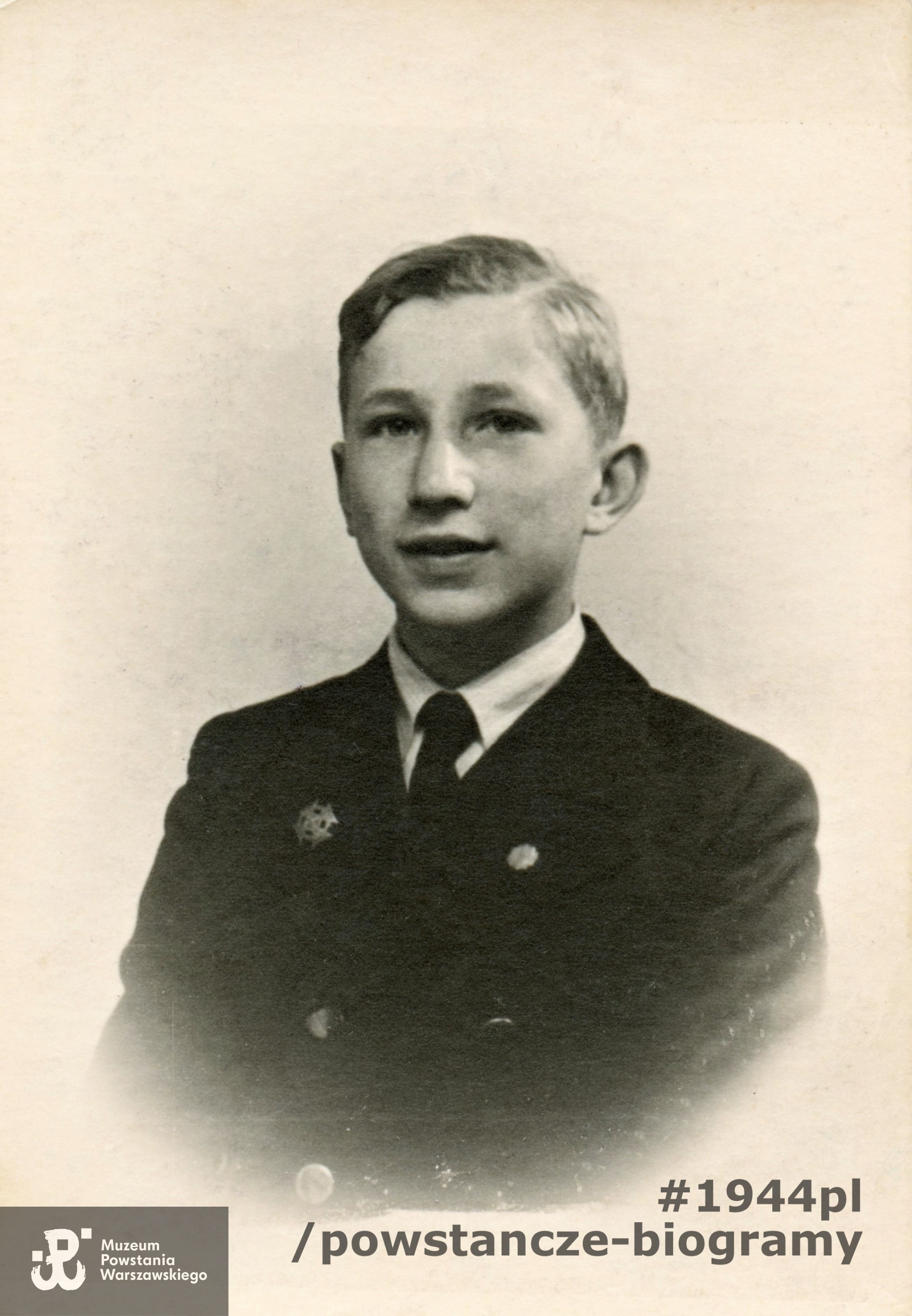 Fotografia portretowa wykonana w 1937 roku. Widoczny wpięty w marynarkę mundurku Krzyż Harcerski.  Ten krzyż zerwał Lechowi Sedlaczkowi  Niemiec w czasie bitwy pod Brwinowem 12 września 1939 roku, gdy Lech  pomagał opatrywać rannych. Fot. z archiwum rodzinnego p. Lecha Sedlaczka ps. Hak