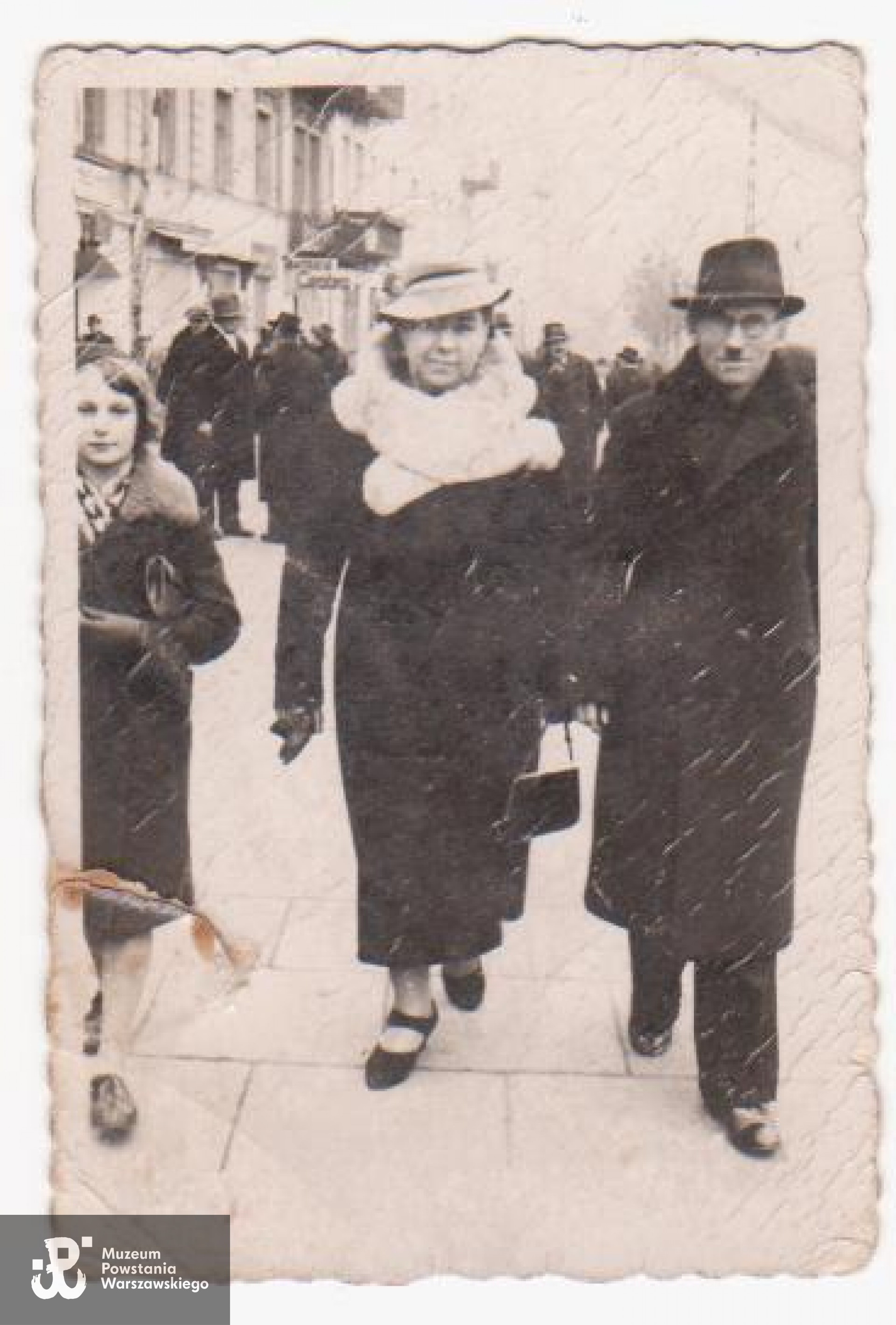 Henryka Barbara Żylak z rodzicami, lata 30-te XX w. Fot. z archiwum rodzinnego udostępnił p. Andrzej Wichowski