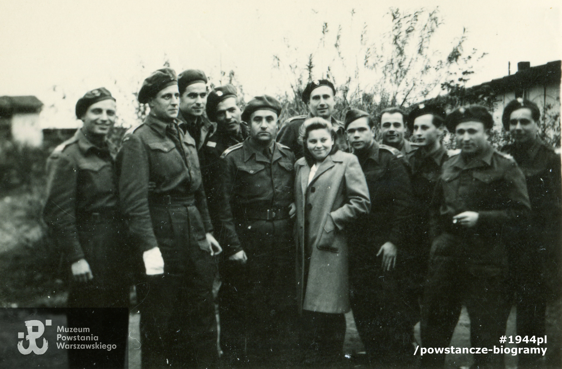 Prawdopodobnie 1945 rok. Jan Luc stoi drugi od lewej. Fot. ze zbiorów rodzinnych p. Marka Luca, syna Powstańca.