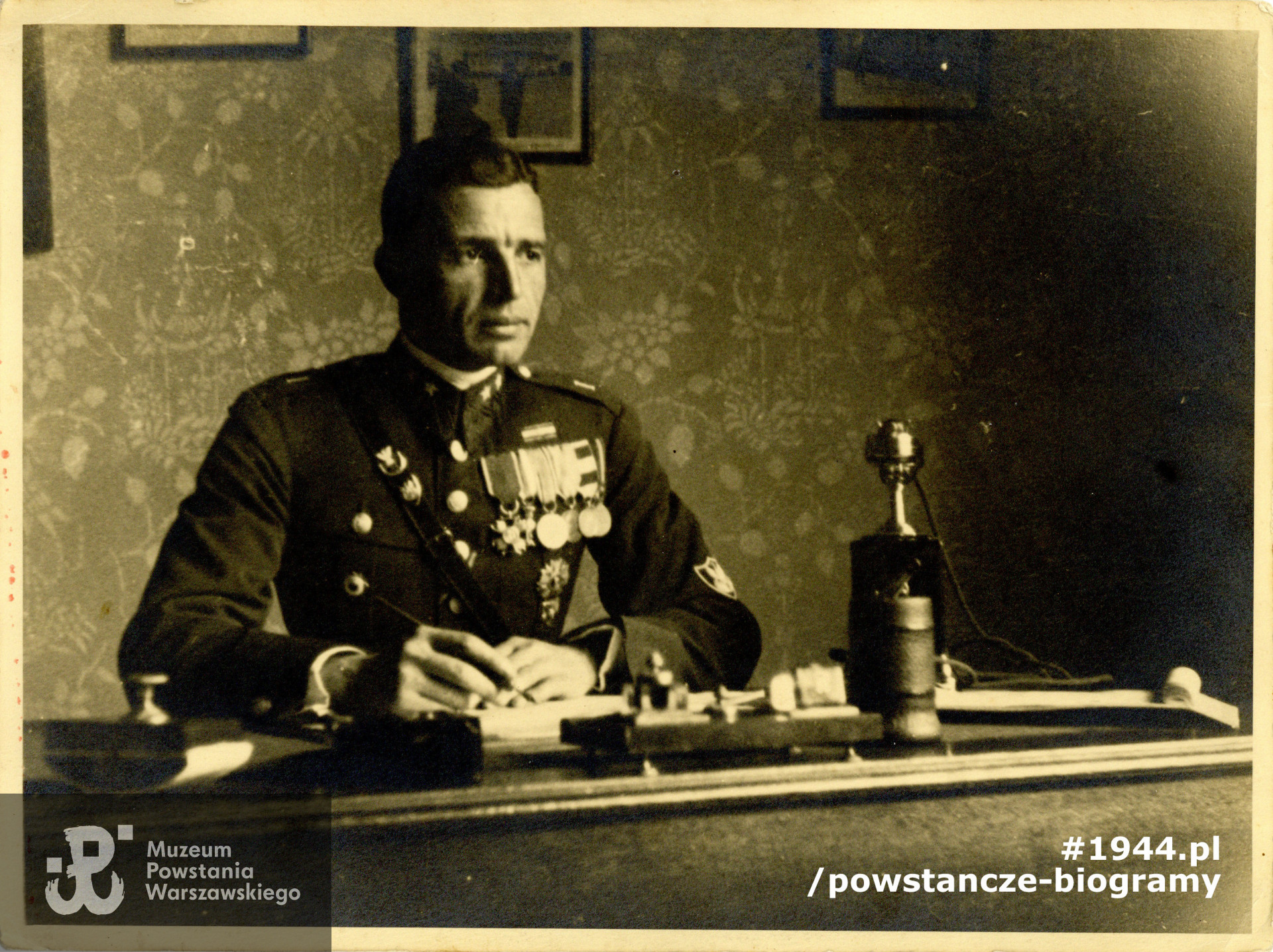 Przedwojenne zdjęcie Tadeusza Grochowskiego - w mundurze, w gabinecie. Fot. ze zbiorów Muzeum Powstania Warszawskiego, sygn.  P/7130/10