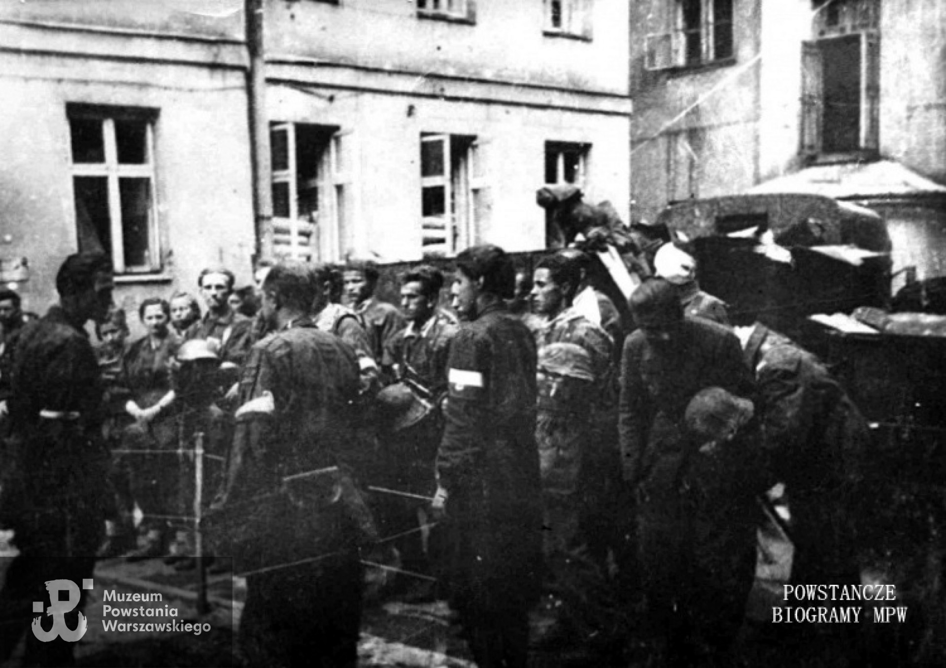 Pogrzeb Stanisława Kozickiego "Howerli" na podwórzu domu przy ul. Franciszkańskiej 12.  W pierwszym rzędzie  drugi od lewej (tyłem) Władysław Cieplak "Giewont"