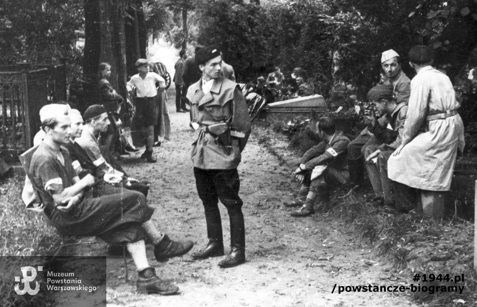 Fotografia z Powstania Warszawskiego. Wola. Godzina "W". Koncentracja powstańców z Batalionu "Pięść" na cmentarzu ewangelicko-augsburskim. Drugi od prawej por. Stanisław Jankowski "Agaton". Autorem zdjęcia jest Stefan  Bałuk. Fot. ze zbiorów  Muzeum Powstania Warszawskiego, sygn. MPW-IH/3413