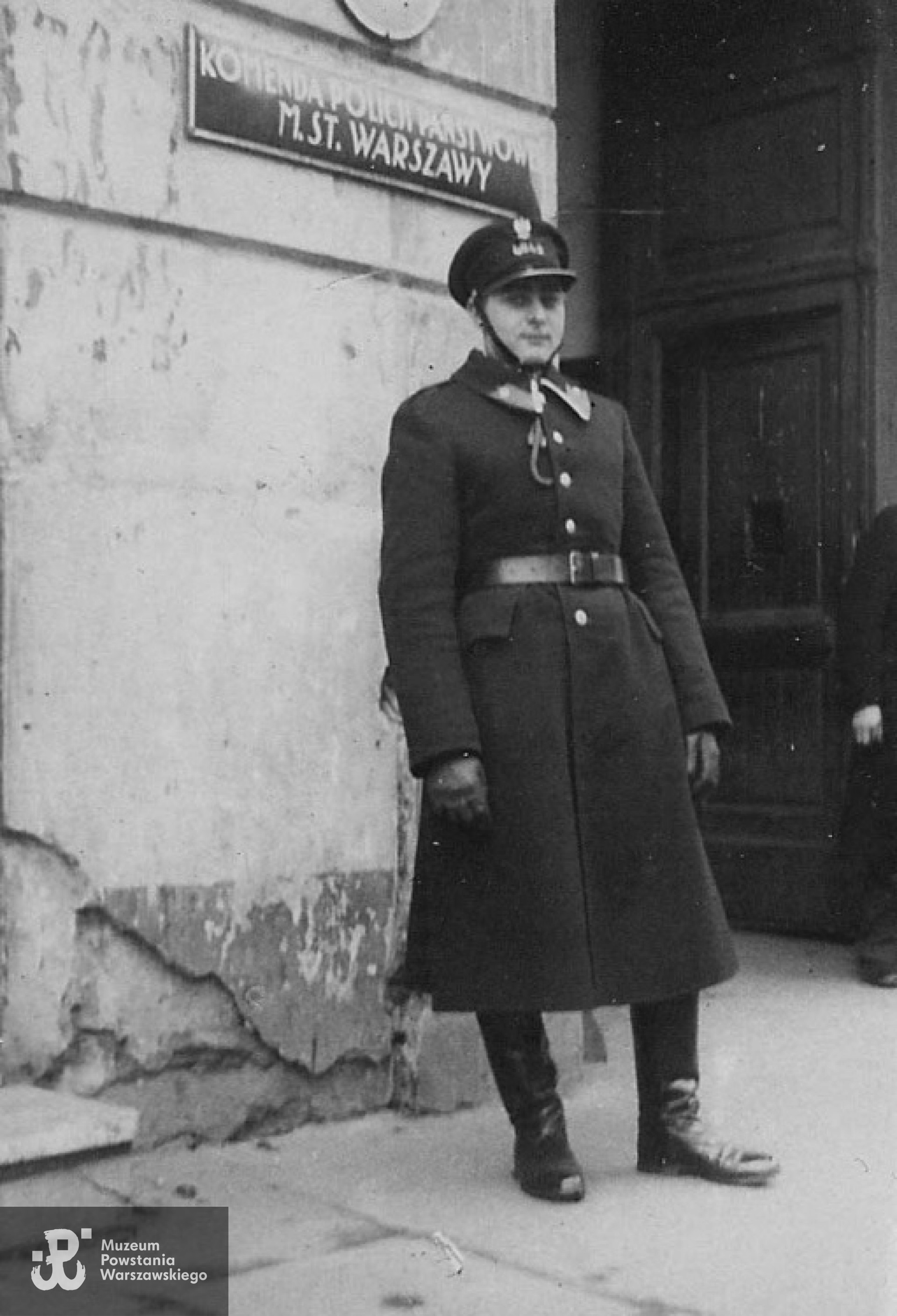Warszawa, 3.12.1935 r. - Bogusław Kula przed budynkiem Komendy Policji Państwowej przy ul. Krakowskie Przedmieście 1
