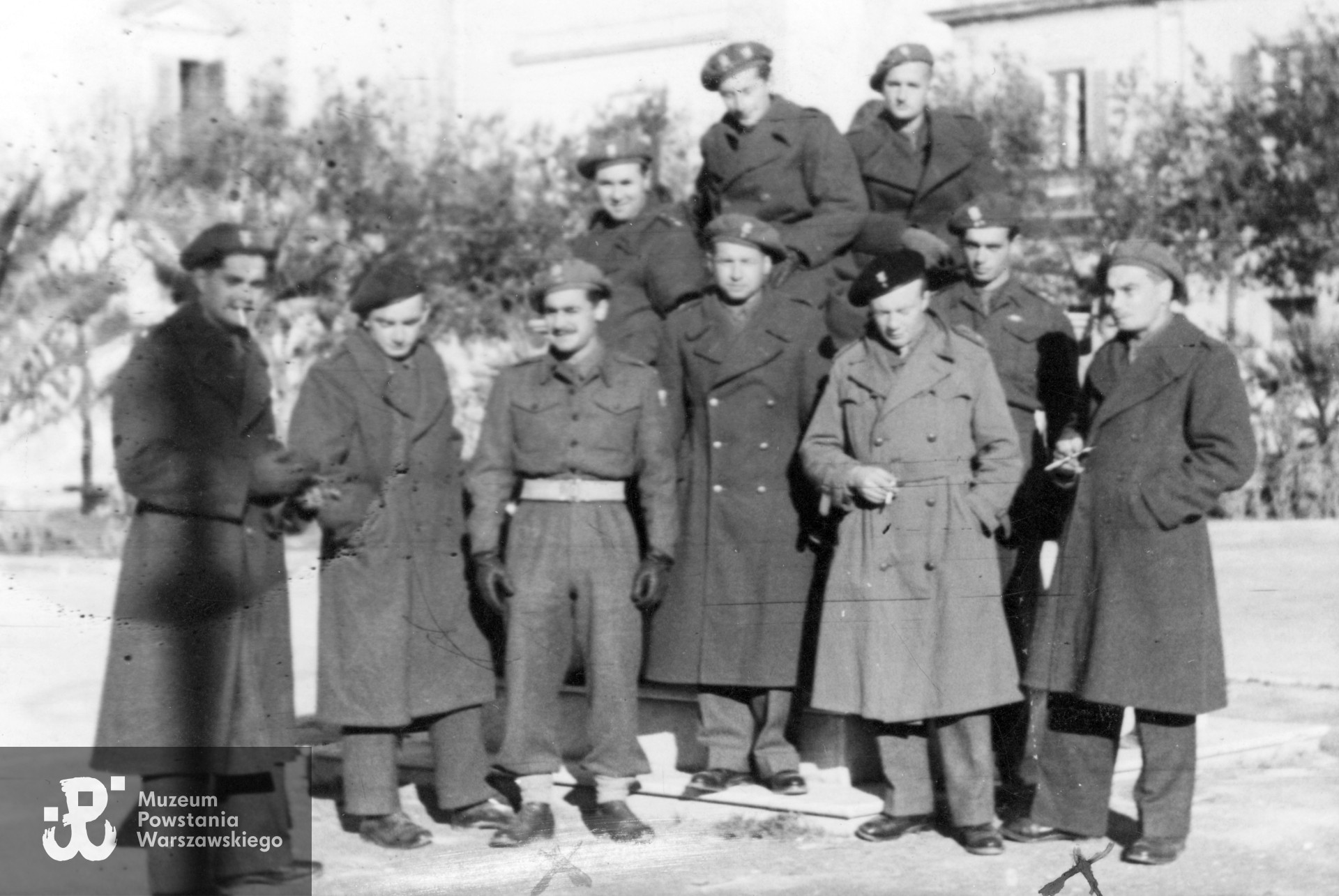 Fotografia z okresu służby w 2 Korpusie Polskim PSZ. Ppor. Antoni Feliks Krasnosielski oznaczony krzyżykiem. Ze zbiorów Muzeum Powstania Warszawskiego, sygn. MPW-IP/12292