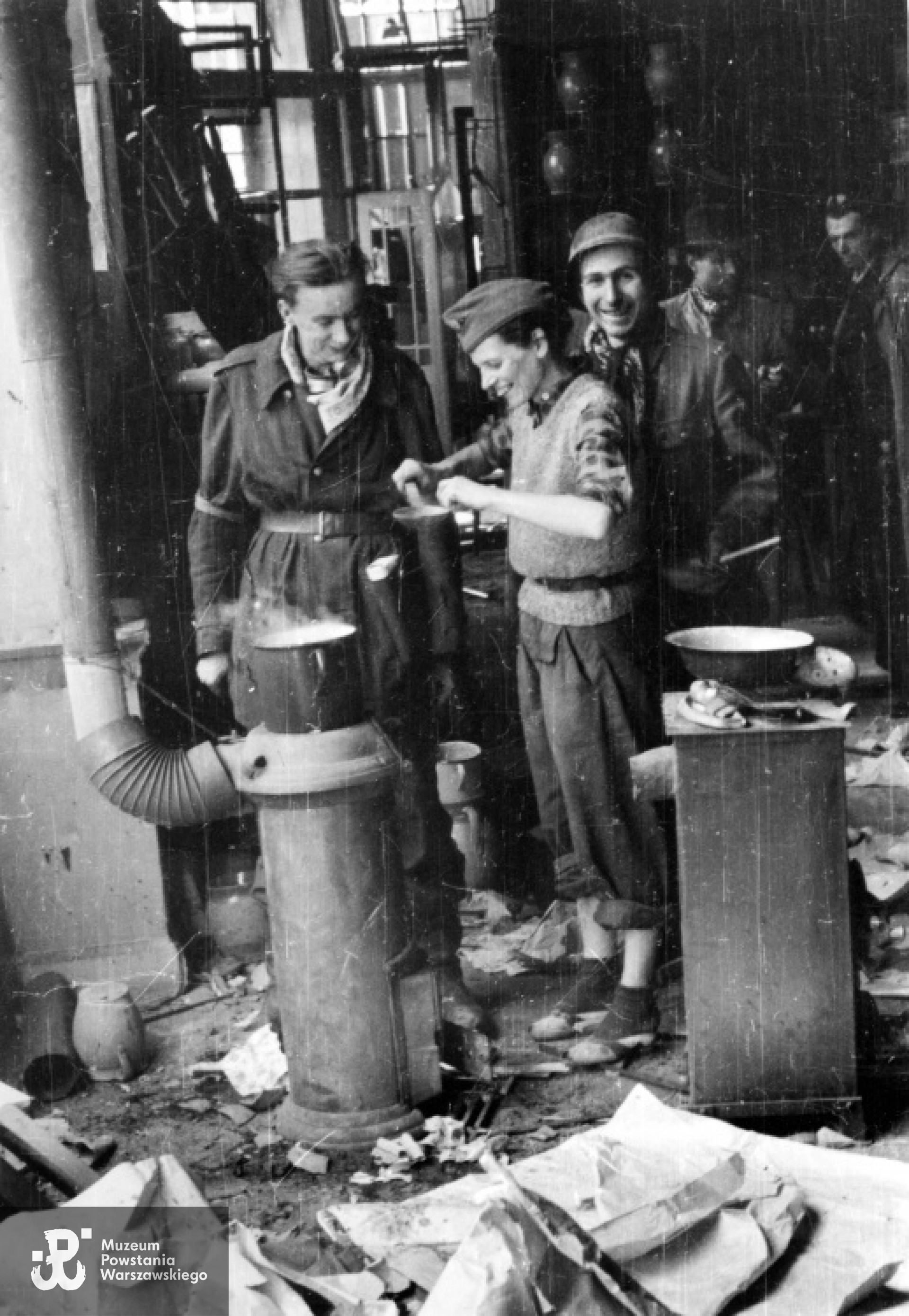 1 dekada września 1944. Kuchnia powstańcza na ul. Moniuszki, od lewej stoją: st. strz. Wiktor Boryczko "Dzierżak", Zofia Domańska "Zocha" oraz st. strz. Henryk Jagieła "Kwiatek". Fotografia autorstwa Eugeniusza Lokajskiego, zbiory MPW sygn. MPW-IN/824, prawa autorskie: MPW