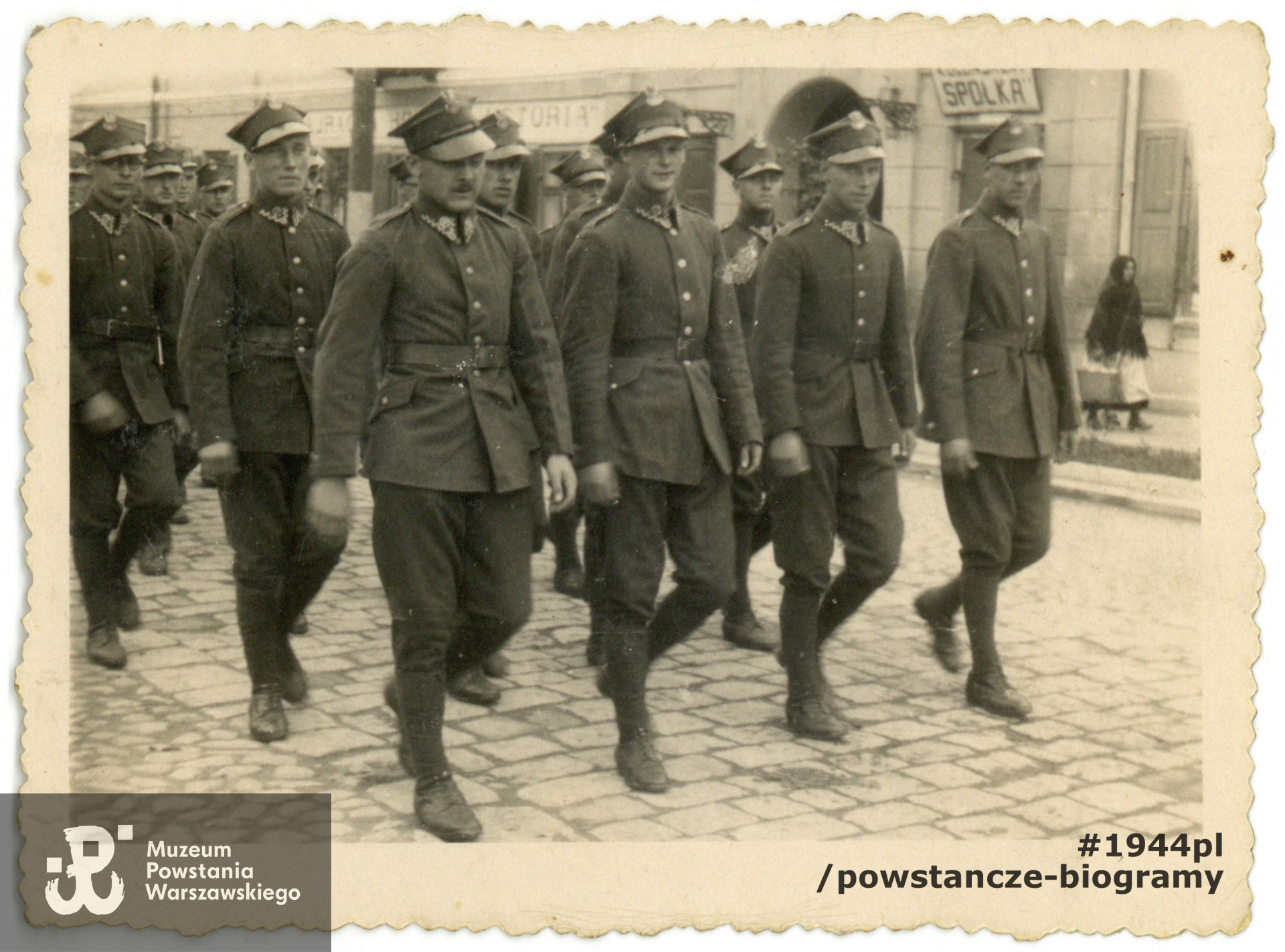 Szkoła Podchorążych w Pułtusku. 1938 /1939. Henryk Kusal widoczny w drugim rzędzie, po lewej.  Fotografia ze zbiorów rodzinnych córki, p. Moniki Czarnecki