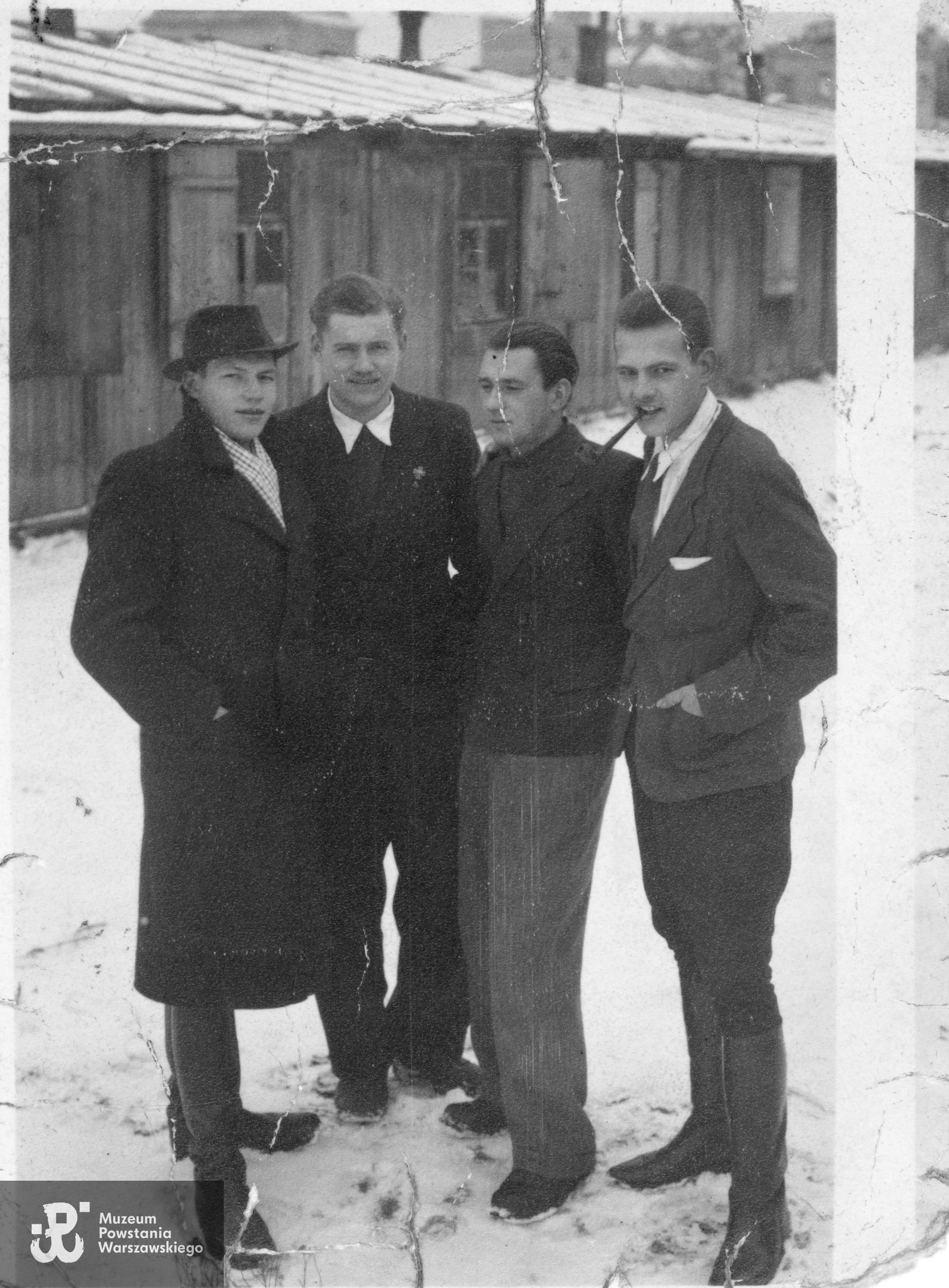 Zdjęcie wykonane w Wiedniu, na tle baraków robotniczych, po ucieczce z niewoli z Arbeitskommando w Salzburgu - styczeń - luty 1945 r.  Jan Wiśniewski "Piat" stoi pierwszy z prawej. Fot. z archiwum rodzinnego Jana Wiśniewskiego.