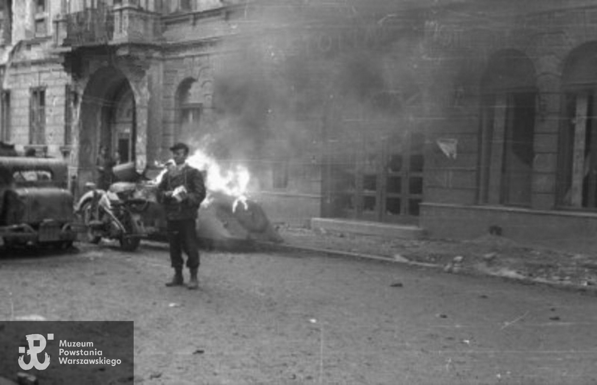 Powstanie Warszawskie - ppor. "Stefan" na ul. Jasnej przed Hotelem "Victoria" z powstańczym żołdem