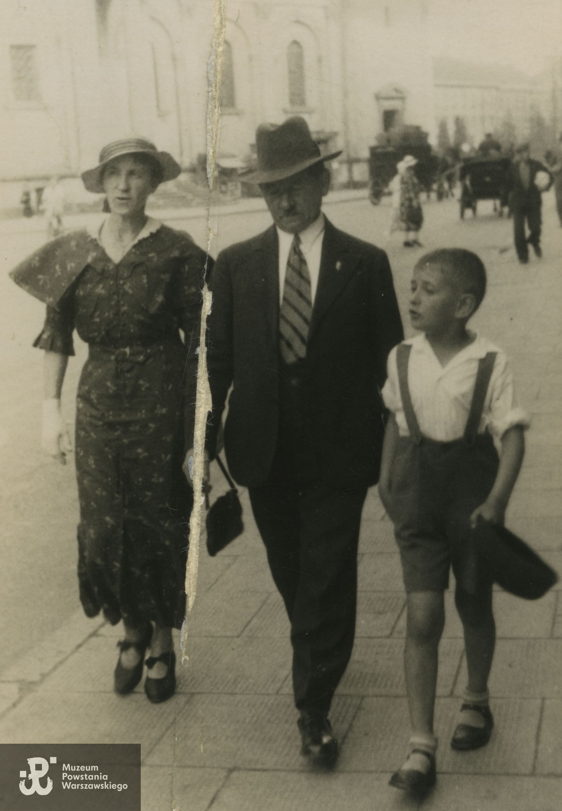 Tadeusz Zapałowski z rodzicami Weroniką i Szczepanem Zapałowskimi. Warszawa, plac Trzech Krzyży, lata 30. Fot. ze zbiorów  Tadeusza Zapałowskiego