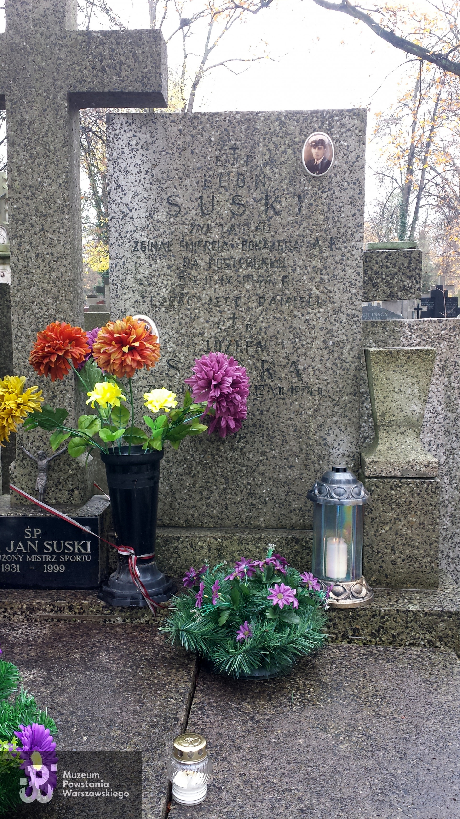 Cmentarz Bródnowski w Warszawie, Al.  21-B,  rząd 2,  miejsce 4 -5