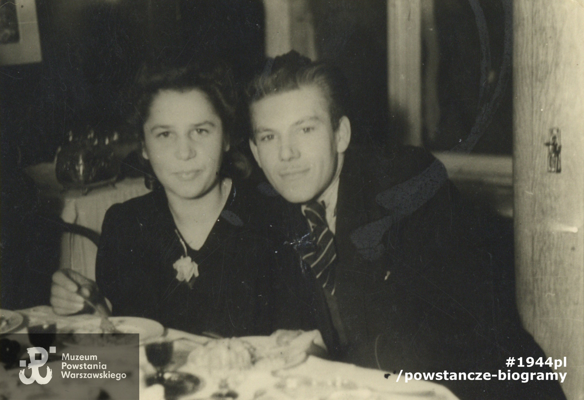 Od lewej Anna Kilman - Sztencel i Tadeusz Trębiński  „Czambori” („Czambory"), który  poległ 8 sierpnia 1944 roku śmiertelnie ranny na barykadzie przy ul. Chopina 13.  Fot. ze zbiorów  rodzinnych p. Wandy Jeziorek -  Zniewierowskiej, udostępniła córka, p. Anna Zniewierowska - Chruściel.