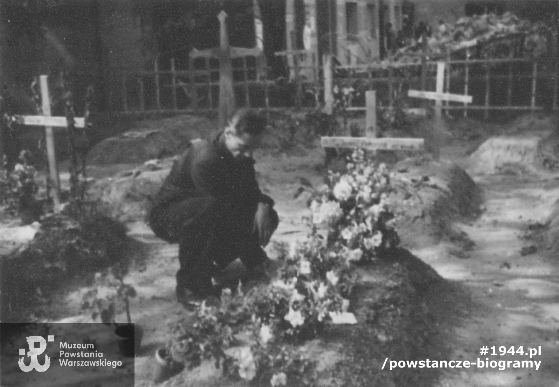 Fotografia wykonana podczas Powstania Warszawskiego na tymczasowym cmentarzu  w podwórzu przy ul. Jasnej. Opis na rewersie: por. Otton Wiszniewski  ps. Topola przy grobie  doktor Marii Piekarskiej ps. „Joanna”, komendantki szpitala polowego przy ul. Jasnej. Fot. z archiwum rodzinnego p. Joanny Brejnak, córki Ottona Wiszniewskiego. Uwaga! Nieco inny kadr z tej samej serii zdjęć w książce Kazimierza Malinowskiego pt. „Żołnierze łączności walczącej Warszawy” opisany jest jako fotografia wykonana podczas Powstania przy grobie poległej łącz. ”Rysi„ - łączniczki kompanii radiotelegraficznej „Kram” (nazwisko nieustalone). 