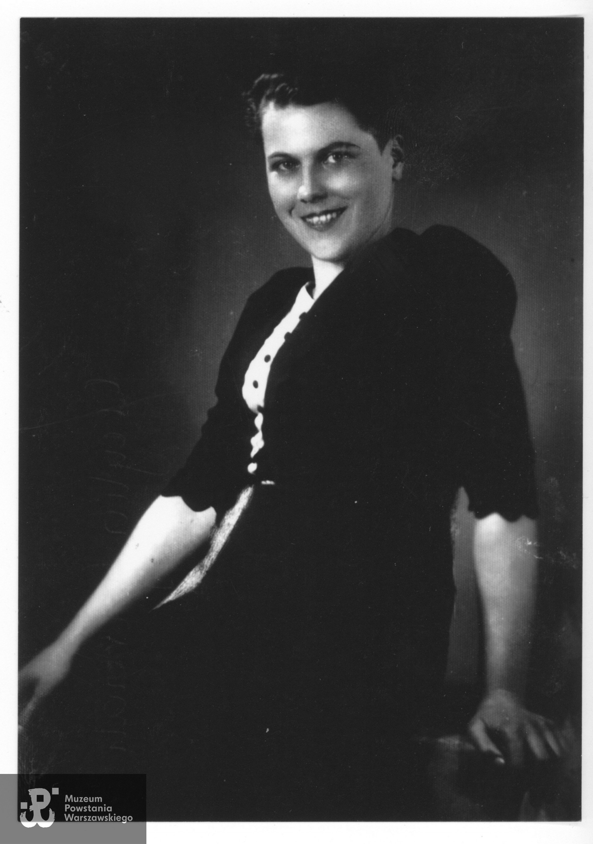 Cecylia Gierczak (1912-1944). Na zdjęciu w roku 1941. Fot. ze zbiorów rodzinnych, udostępniła p. Anna Gaj, obecnie zdjęcie znajduje się w zbiorach Muzeum Powstania Warszawskiego