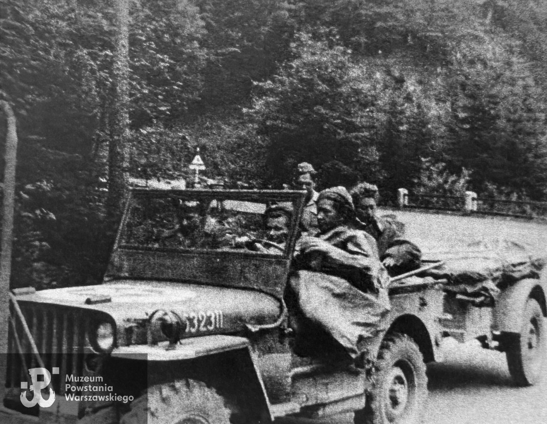 Danuta Bielicka (widoczna na zdjęciu w środku) razem z koleżankami i adiutantem gen. Bronisława Ducha, w czasie kampanii włoskiej dowódcy 3 Dywizji Strzelców Karpackich  2 Korpusu Polskiego PSZ, który  na polecenie generała zabrał wszystkie 3 dziewczęta z obozu samochodem do Włoch. Fot.  ze zbiorów rodzinnych,   w imieniu córki p. Danuty Krzyżanowskiej udostępniła p. Joanna Piotrowska