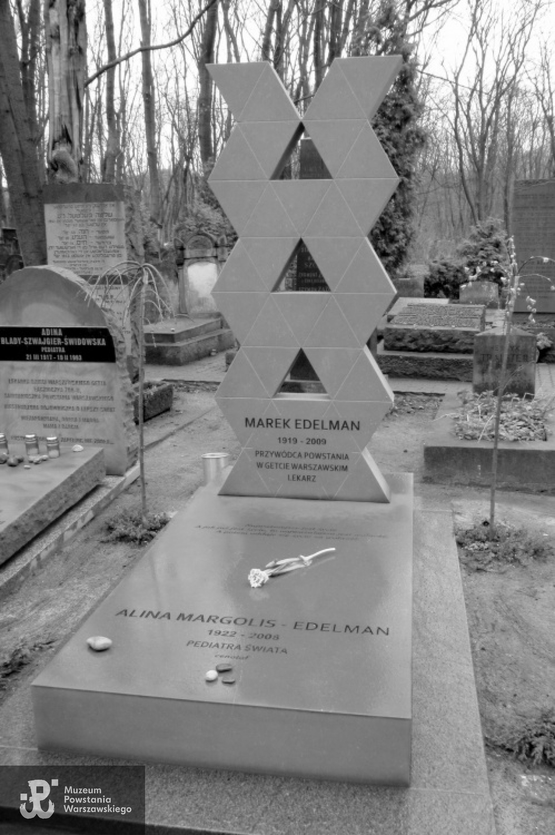 Mogiła Marka Edelmana i Aliny Margolis - Edelman. Warszawa, Cmentarz Żydowski.