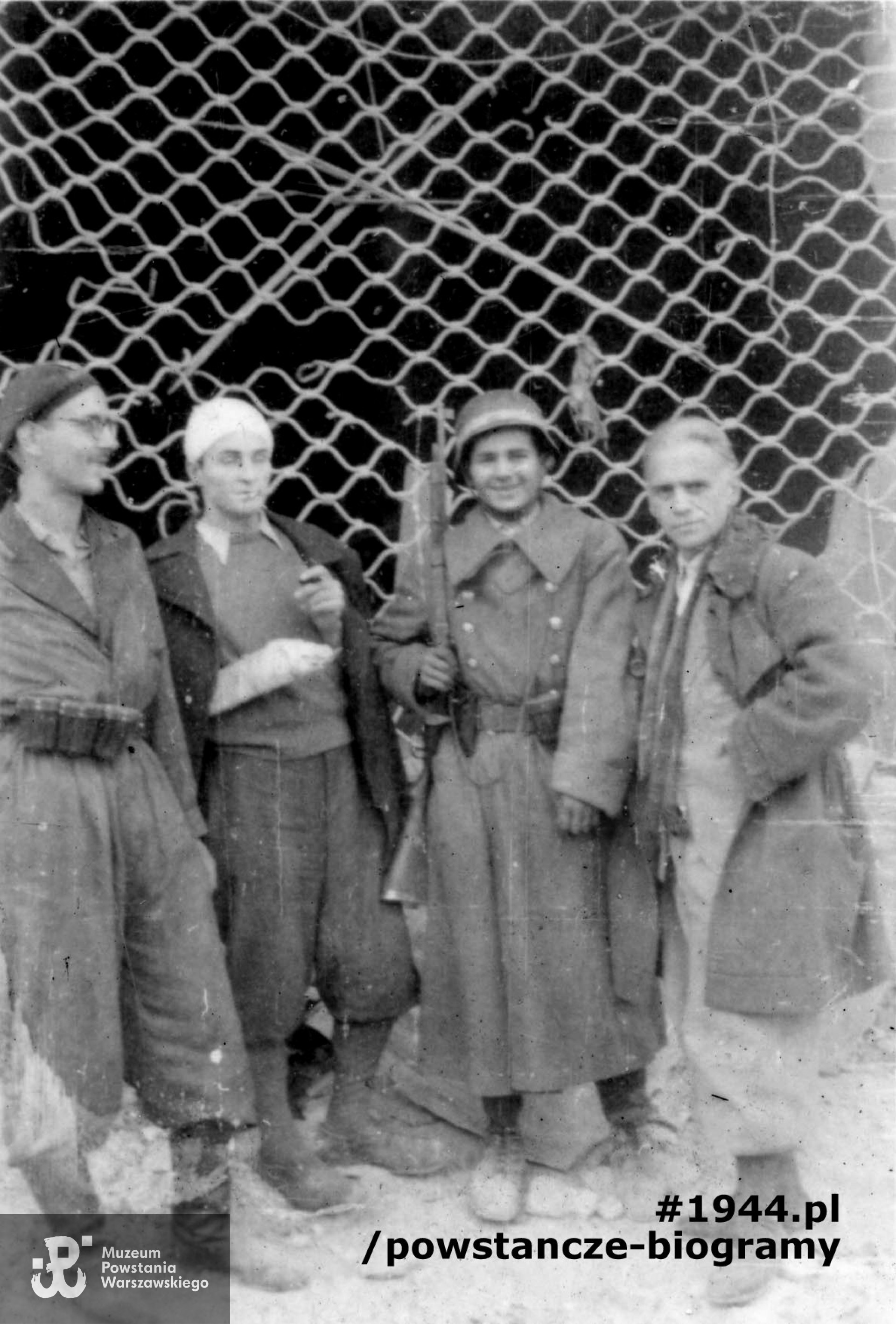 Fotografia z okresu Powstania Warszawskiego autorstwa Stefana Rassalskiego "Ster".  Śródmieście Południowe. Powstańcy w rejonie placu Politechniki. Fotografię tę wspomina w swoim liście do Andrzeja Ledóchowskiego "Chemika" Eligiusz Bruliński "Zarzycki" pisząc: <i> Ponieważ otrzymałem Pańskie zdjęcie z okresu Powstania - myślę, że dobrze robię przesyłając je Panu (...) Gdyby Pan pamiętał nazwiska lub pseudonimy kolegów na zdjęciu - proszę poinformować."</i> Ze zbiorów Muzeum Powstania Warszawskiego, sygn. MPW-IP/7551/7