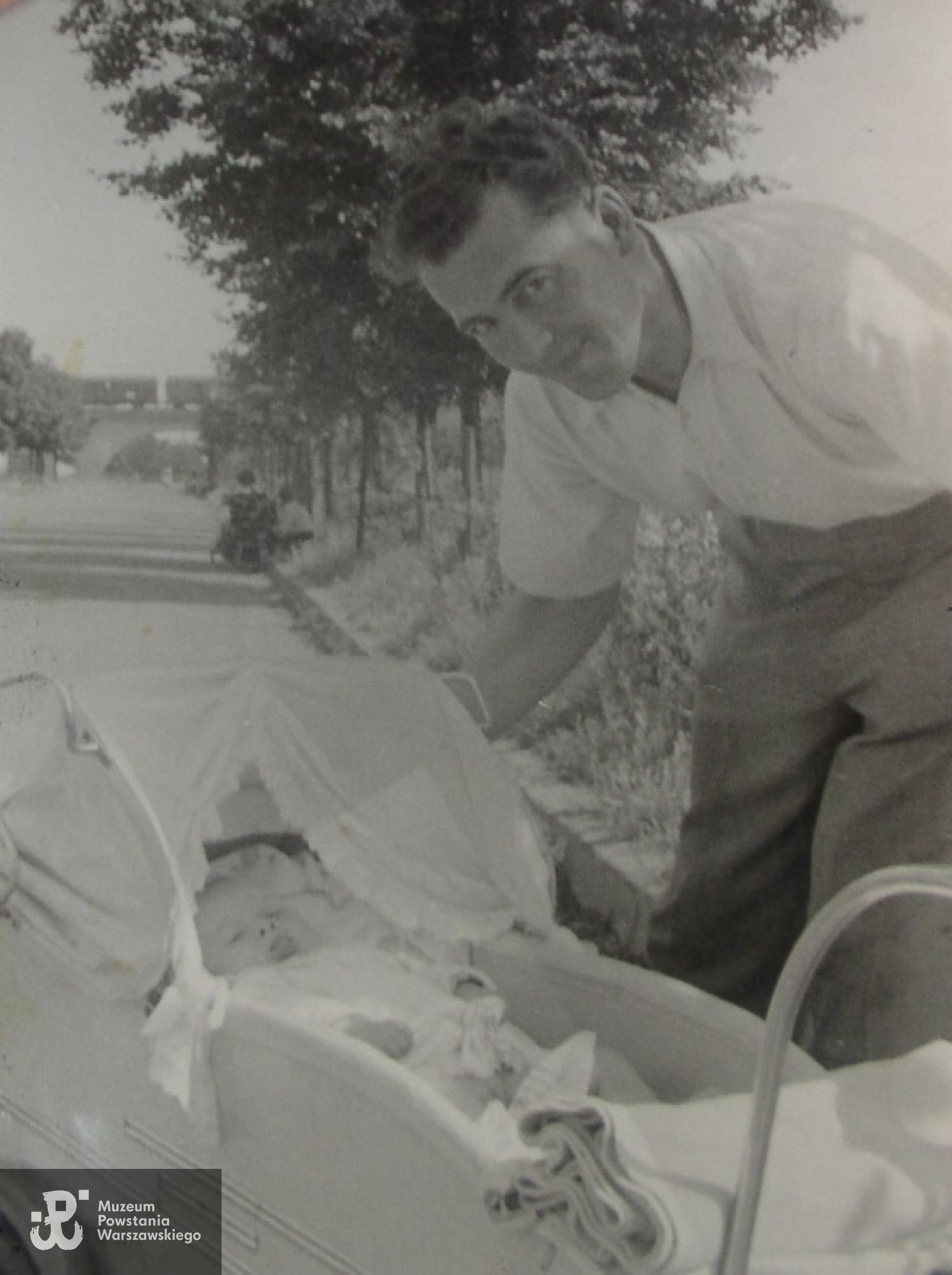 Lato 1944 - na spacerze z córeczką