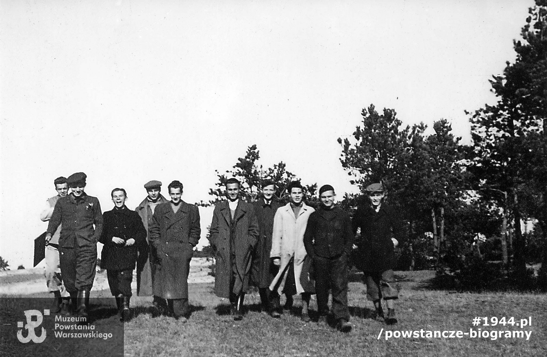 Fotografia autorstwa Olgierda Budrewicza wykonana w listopadzie 1943 roku.  Rejentówka koło Radzymina. Zdjęcie grupowe wykonane w czasie szkolenia podchorążych, od lewej: plut. pchor. Andrzej Nasierowski "Sędzimir", kpr. pchor. Andrzej Jabłoński "Zenek", plut. pchor. Zbigniew Szubański "Clive" lub "Keyf", kpr. pchor. Jerzy Szaniawski "Słoń", ppor. Andrzej Zawadzki "Andrzejewski", por. Stefan Matuszczyk "Porawa", NN, Zbigniew Kryst "Wilimowski", kpr. pchor. Ryszard Bielański "Rom", NN. Fot. ze zbiorów Muzeum Powstania Warszawskiego, sygn. MPW-IP/3944