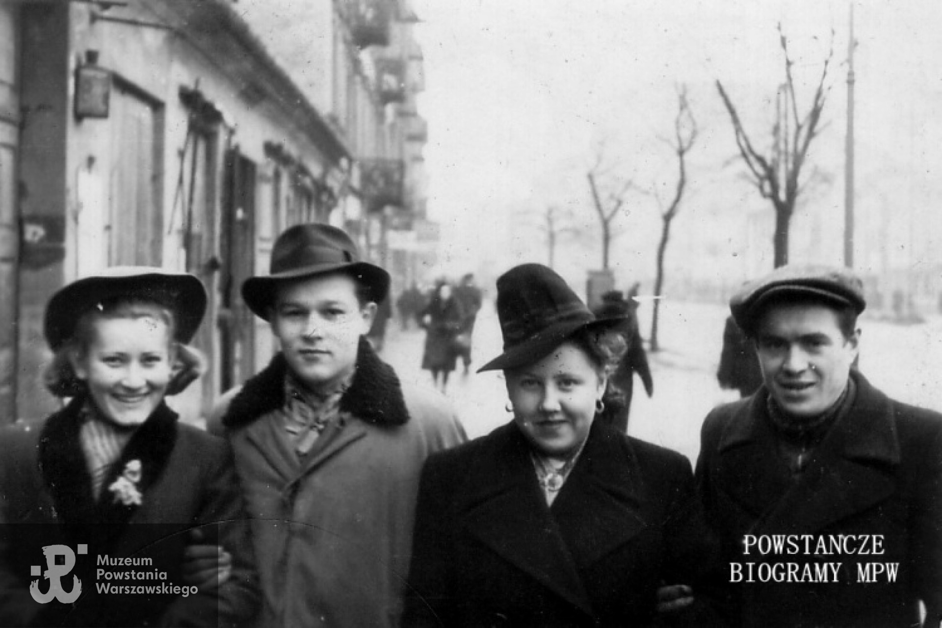 Tadeusz i Karolina ze znajomymi - 1944 r. Fot. z archiwum rodzinnego Elżbiety Gorazdowskiej