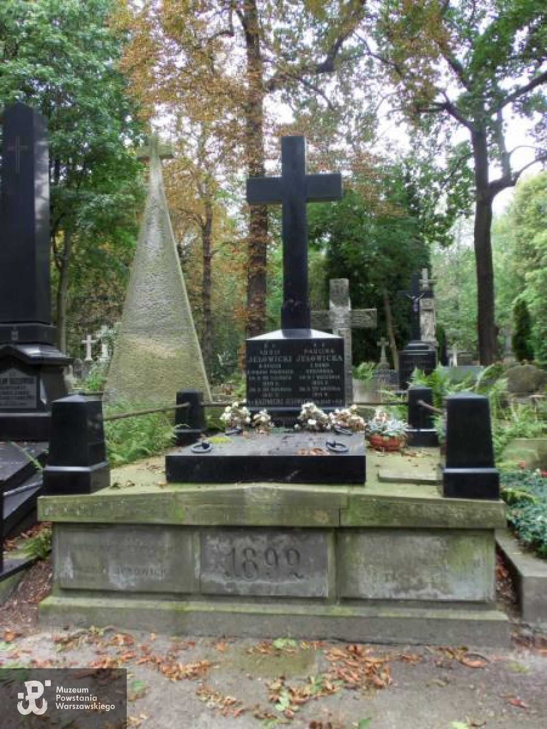 Fot. Warszawskie Zabytkowe Pomniki Nagrobne:  serwis mapowy m. st. Warszawy: <i>cmentarze.um.warszawa.pl</i>