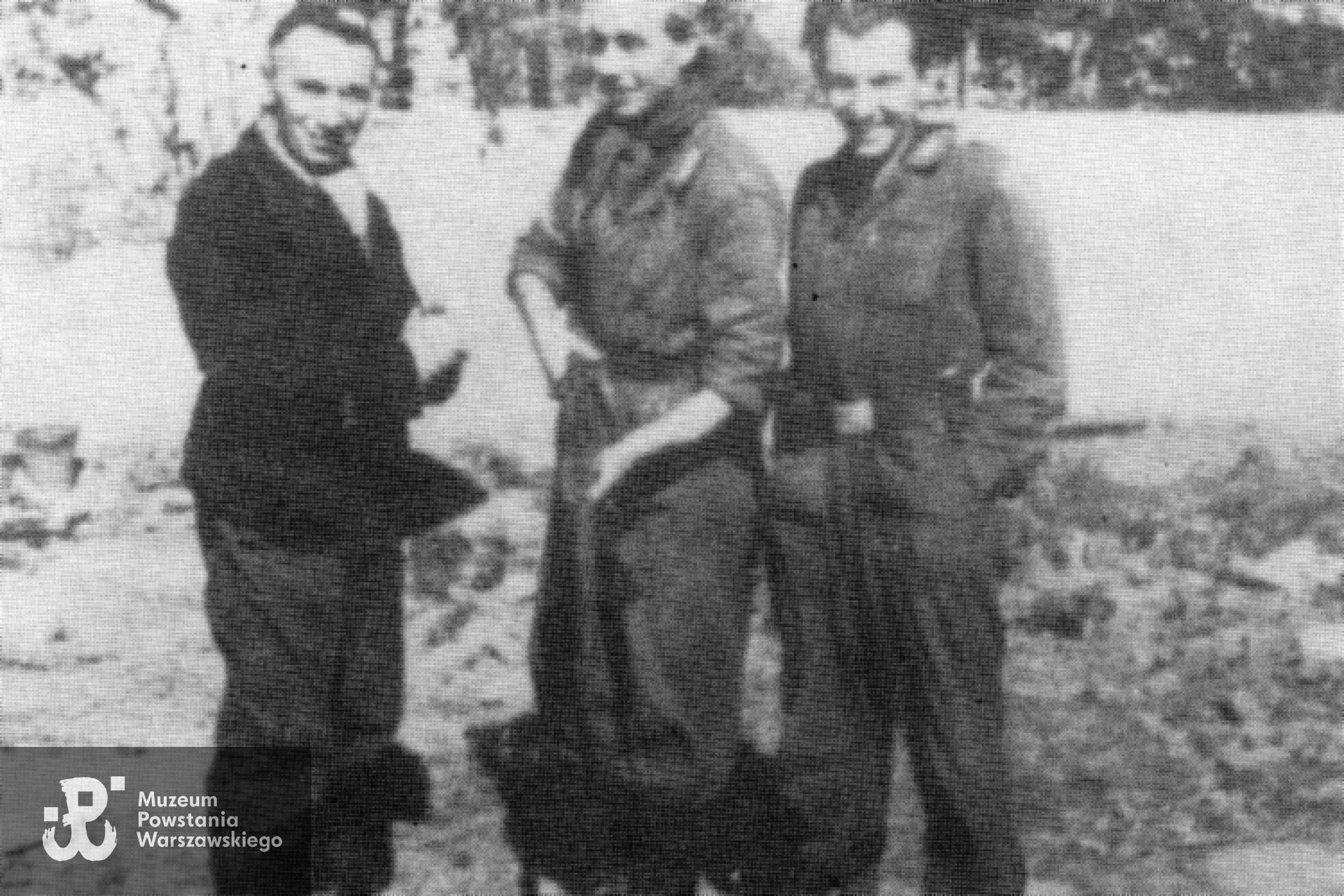 Żołnierze kompani 03 od lewej pPlutonowy ,,Prusak’’ T. Pawlak, strzelec ,,Tarzan’’ J. Sułkowski (poległ w trakcie Powstania), st. strzelec ,,Stabar’’ L. Baranowski. Ze zbiorów Marcina Pawlaka