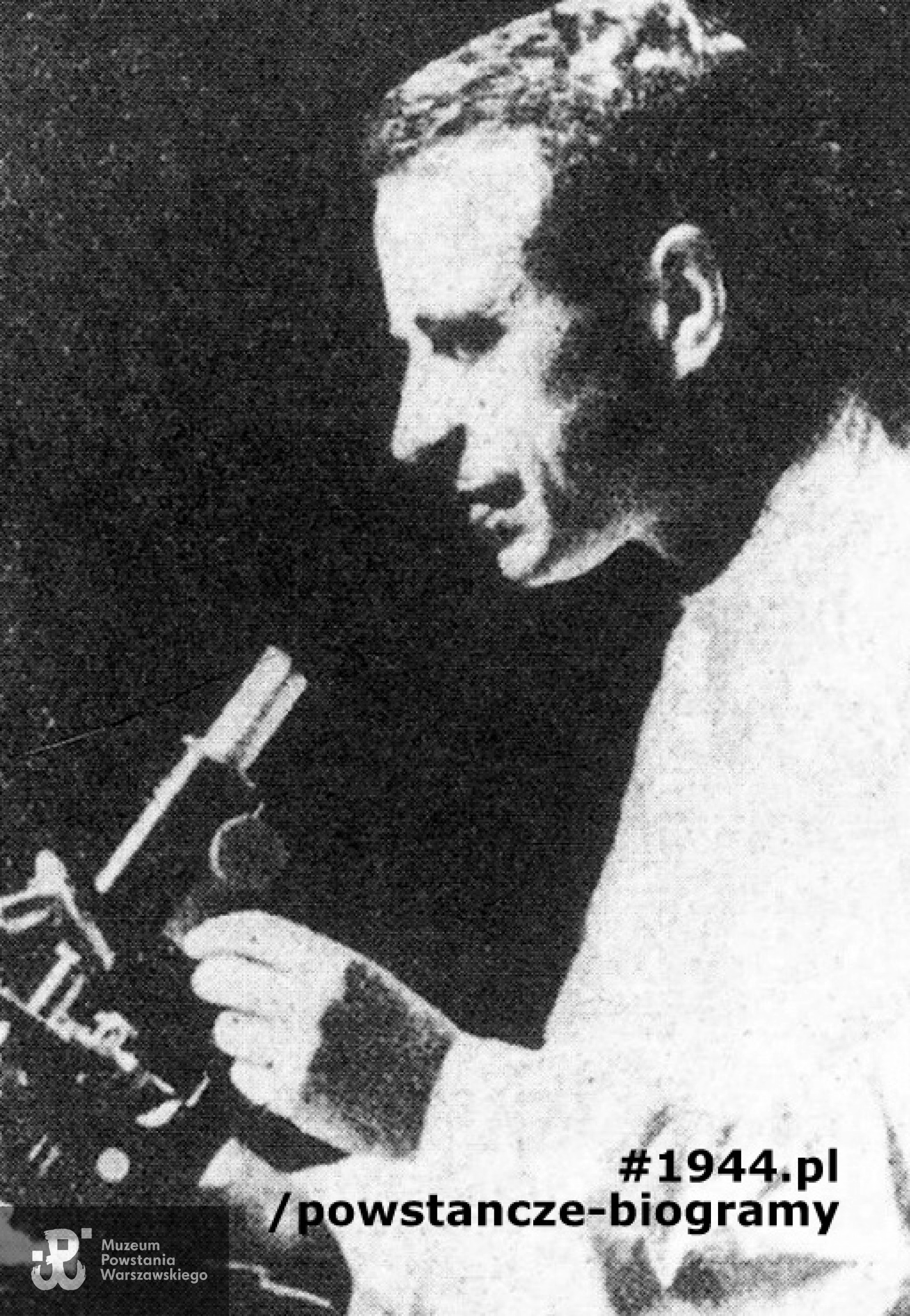 Prof. Zeyland przy mikroskopie