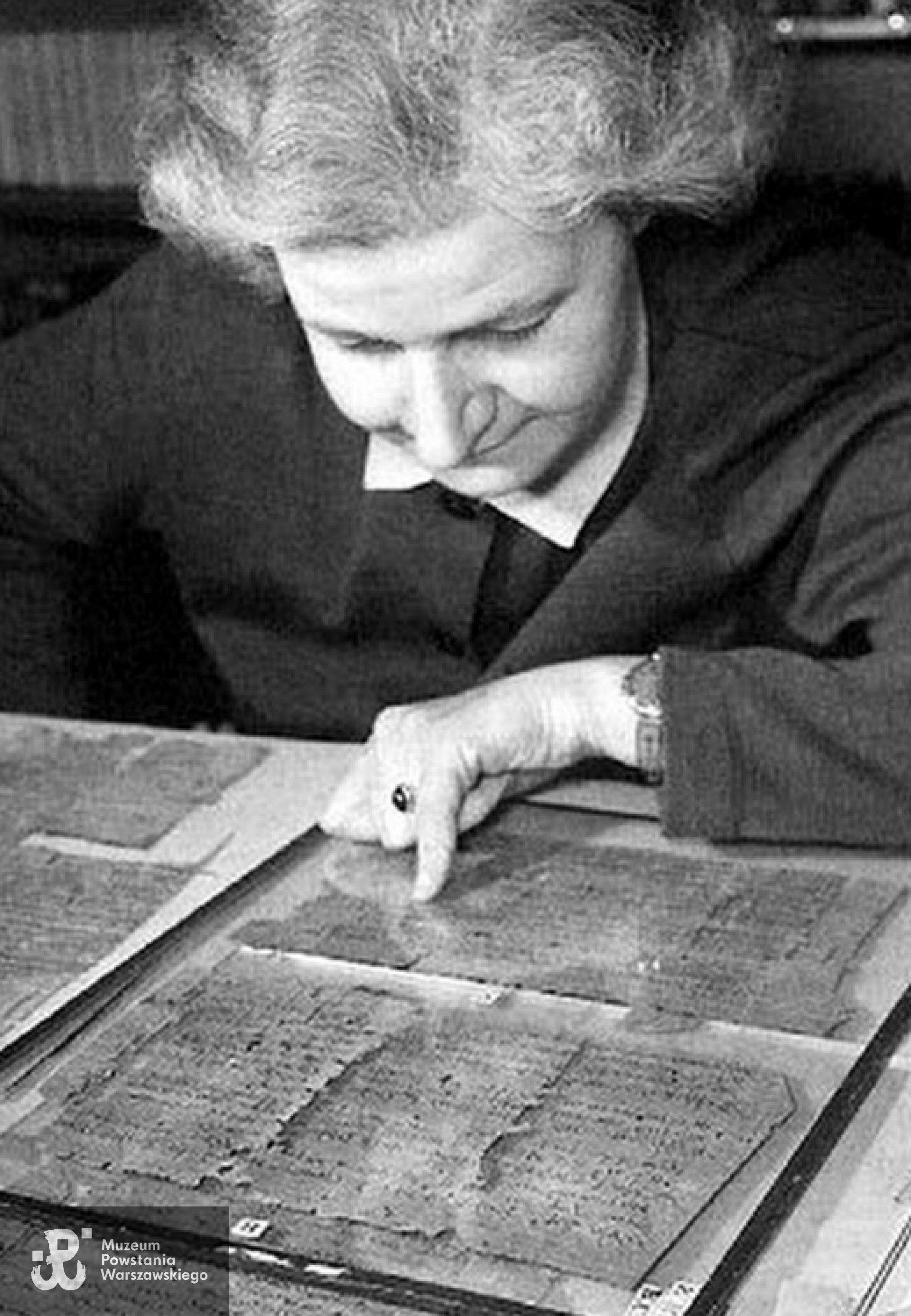 Anna Świderkówna nad papirusami  1966 r.