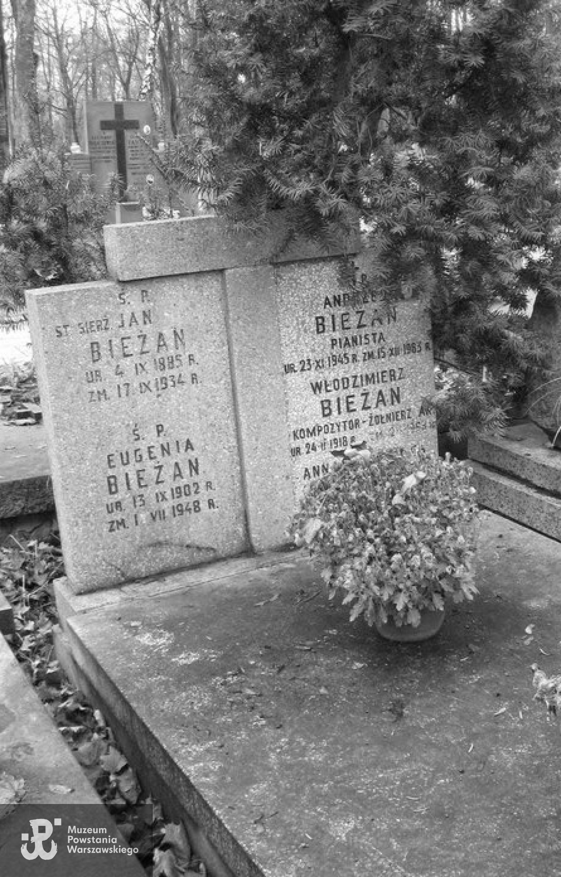 Powązki Wojskowe - grób Włodzimierza i Andrzeja Bieżanów przed renowacją. Fot. materiały prasowe