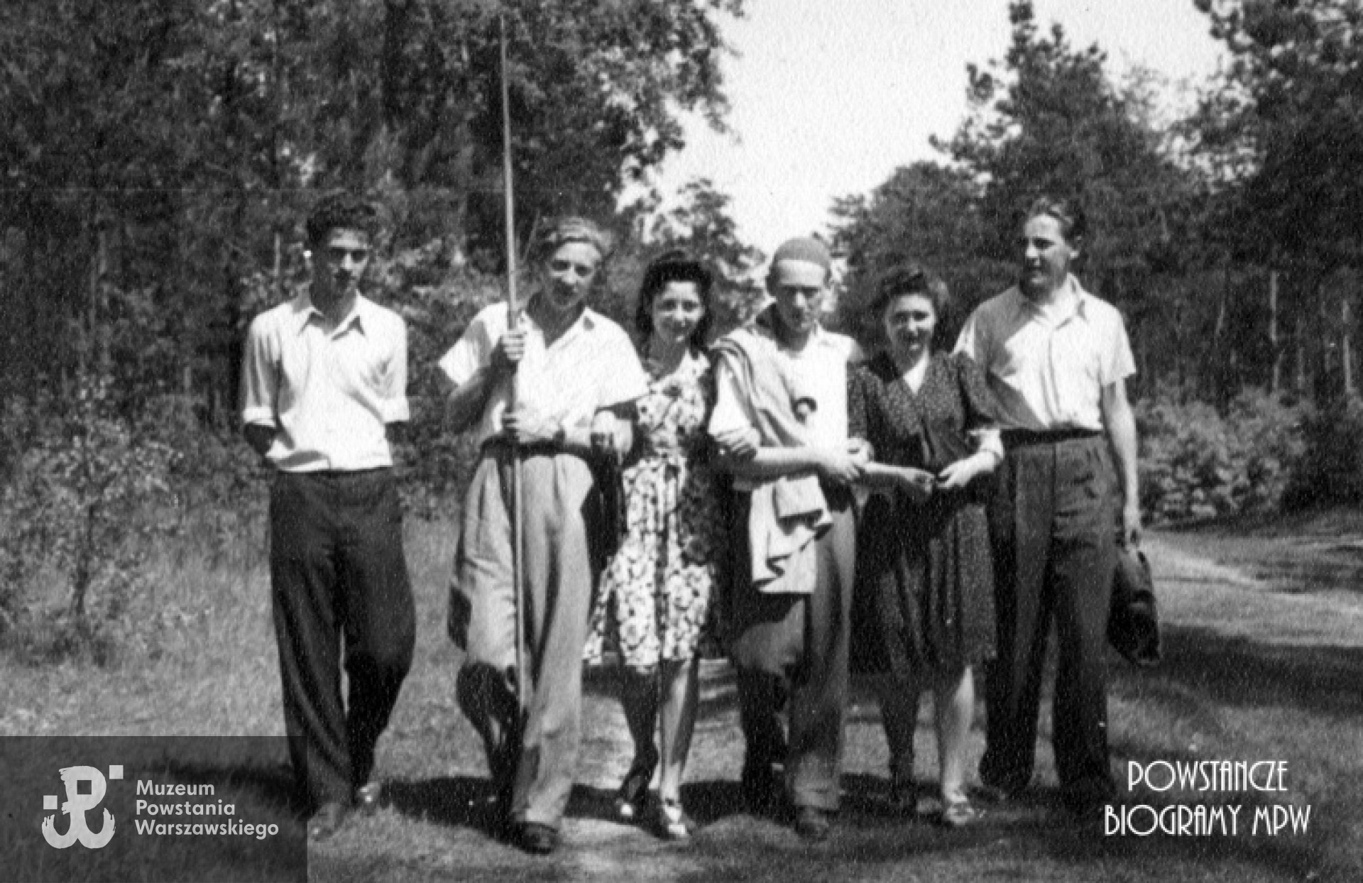 Czerwiec 1944 r. - Anin, ostatnie lato przed Powstaniem. Idą od lewej : Włodzimierz Chobrzyński, związany rodzinnie ze środowiskiem chłopców z "Kilińskiego", obok Włodzimierz Maria Nagórski , żołnierz VII kompanii motorowej, ps. "Włodek", w środku Andrzej Szamotulski "Rafał". Pierwszy z prawej - Zdzisław Maklakiewicz "Hansen". Fot. z archiwum rodzinnego Andrzeja Szamotulskiego ps. "Rafał"