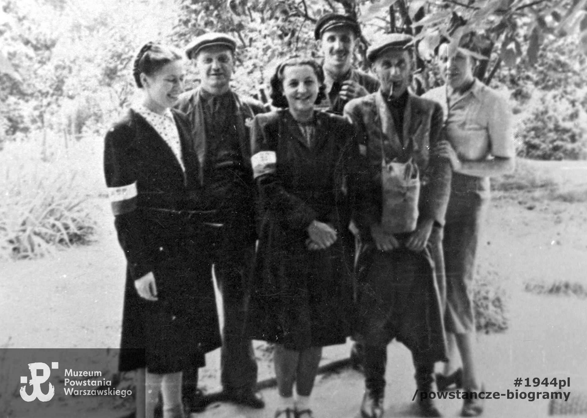 Fotografia z Powstania Warszawskiego. Żoliborz, żołnierze Zgrupowania "Żaglowiec". Od lewej: NN "Maria", chor. Bronisław Matusiewicz "Młot", Krystyna Wojeńska "Aldona", NN, ppor. Jan Marczewski "Cap" i NN. Fot. ze zbiorów Muzeum Powstania Warszawskiego, sygn. MPW-IP/5441 (P/2436)