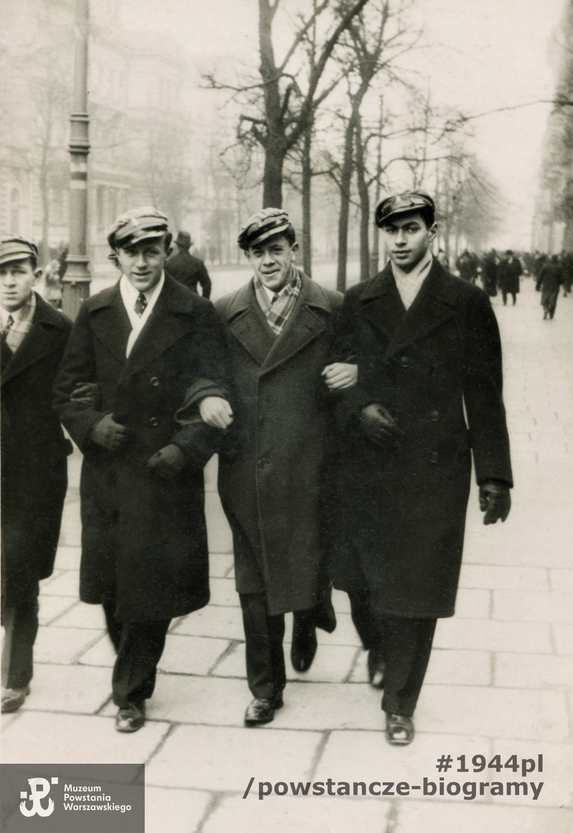 Z kolegami w Warszawie w okresie międzywojennym, kiedy to Mieczysław Łuniewski był studentem Politechniki Warszawskiej. Fotografia wykonana najprawdopodobniej pomiędzy 1937 a 1939 rokiem. Fot. ze zbiorów rodzinnych Joanny i Jerzego Mikuszewskich.