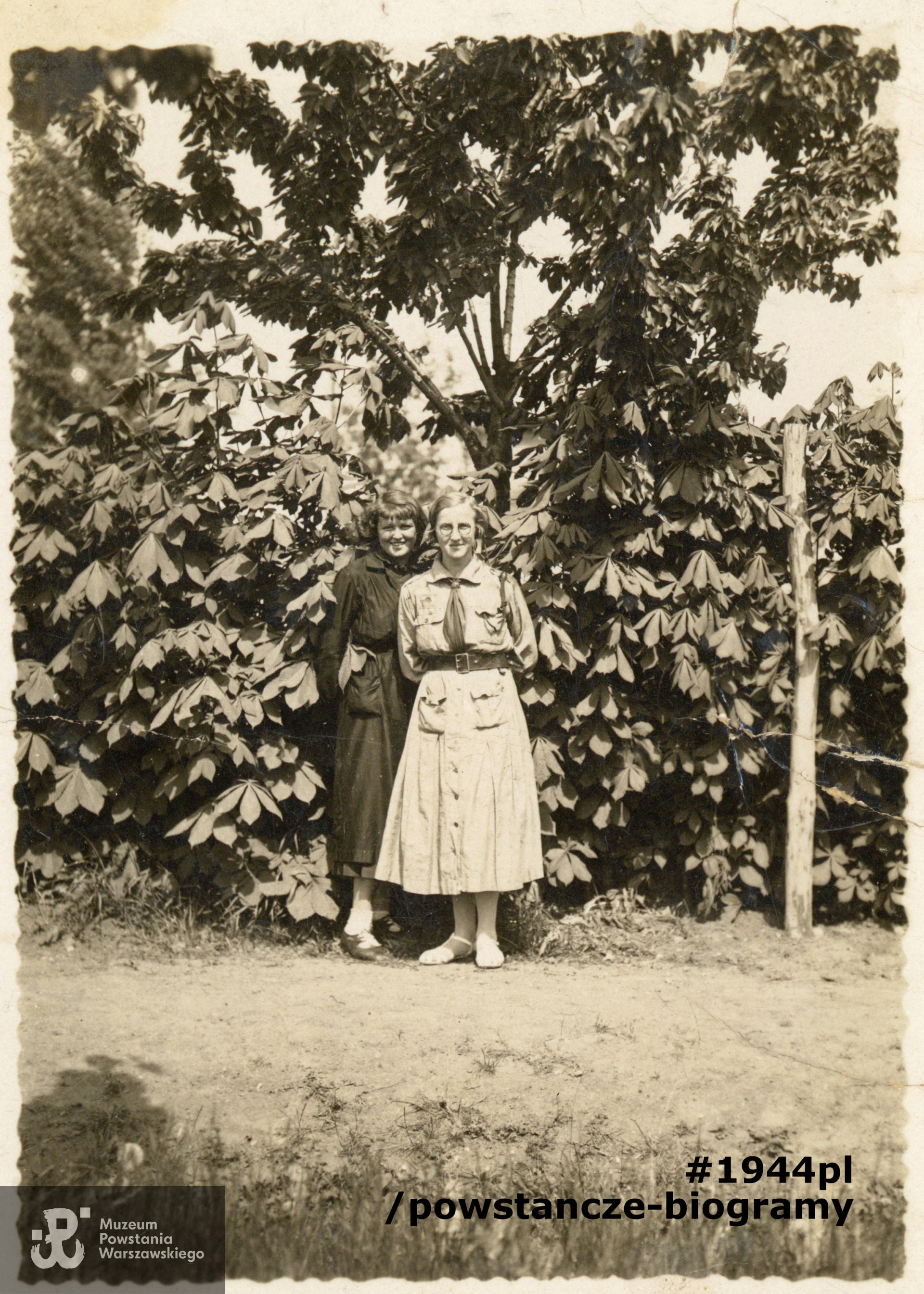 Janina Wiwała "Jana" (1915-1944) - na zdjęciu z prawej, w mundurku harcerskim, z Anną Wolinówną. Fot. ze zbiorów rodzinnych p. Zbigniewa Wiwały, bratanka Janiny