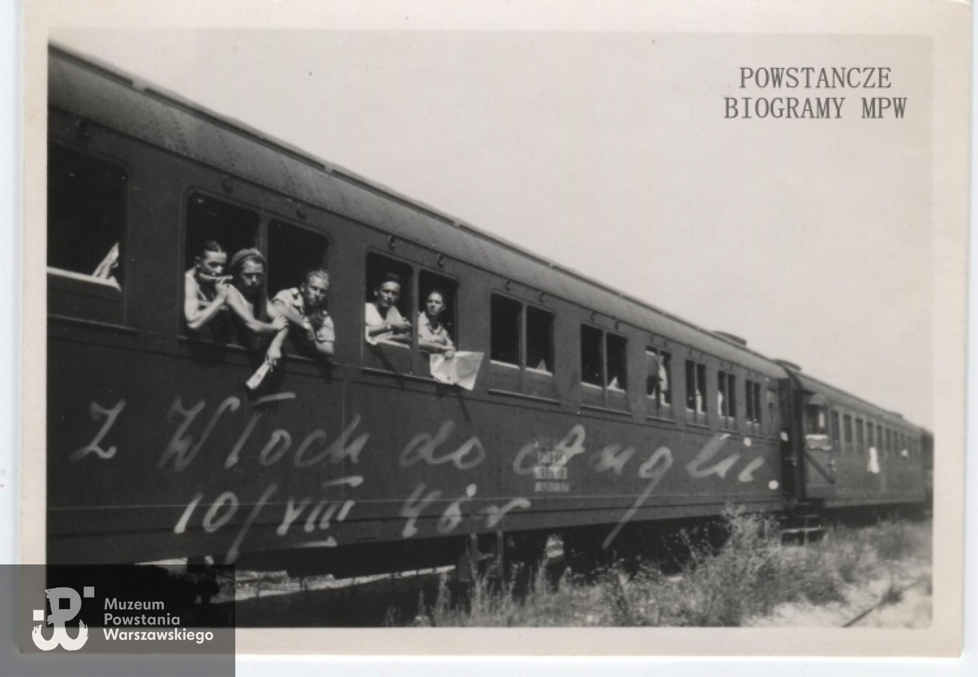 1946 rok - w drodze z Włoch do Anglii. St. strz. pchor. Jerzy Gołębiowski ps. "Szaber" na zdjęciu w oknie pociągu - II od lewej. Fot. z archiwum rodzinnego Ryszarda Gołębiowskiego.
