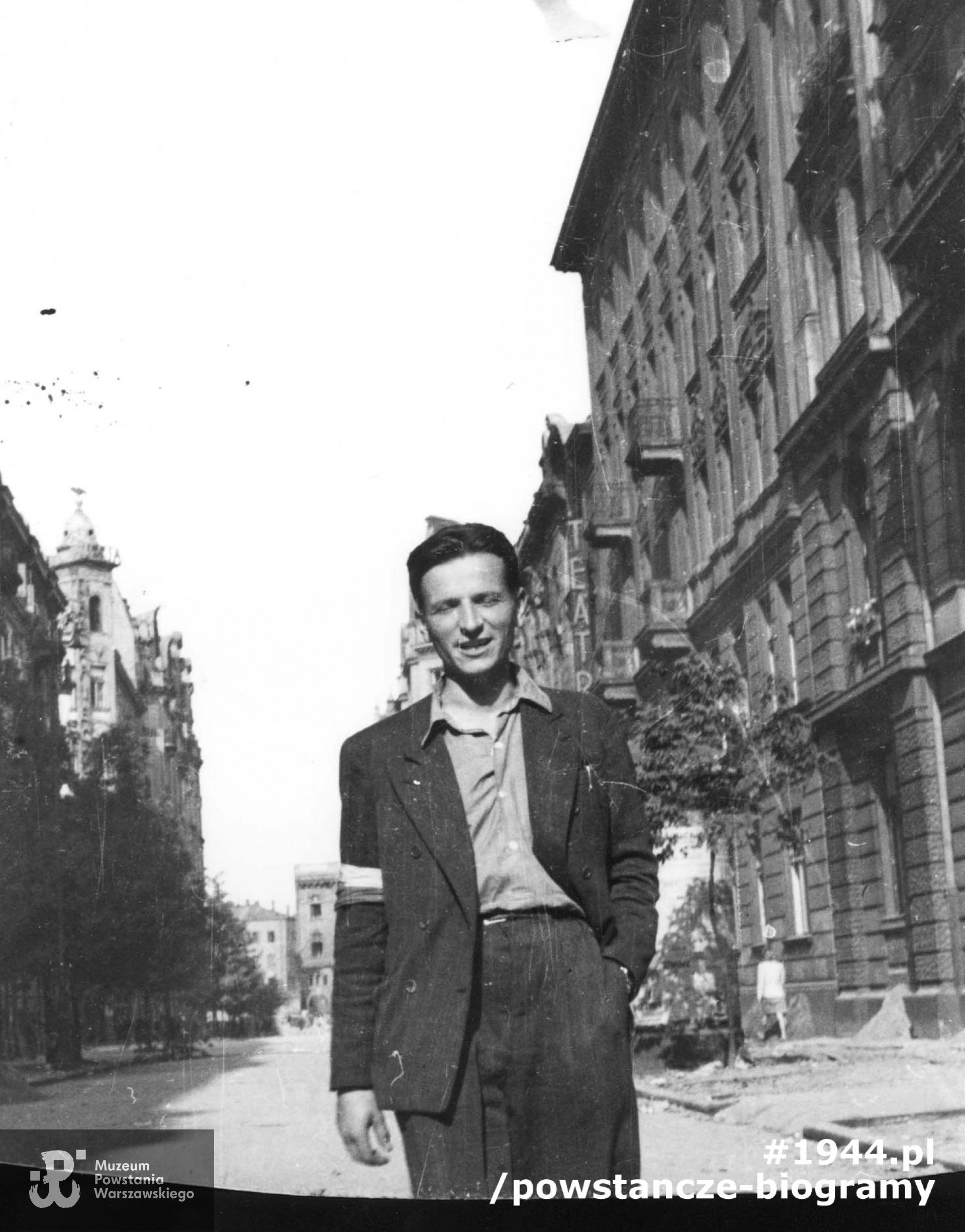 Fotografia z Powstania Warszawskiego. Śródmieście Północne. Mjr Stefan Mich "Kmita" na ulicy Moniuszki. Ujęcie spod kamienicy nr 9 (po prawej) w kierunku wschodnim. Autorem zdjęcia jest Eugeniusz Lokajski "Brok". Fot. ze zbiorów Muzeum Powstania Warszawskiego, sygn. MPW-IN/223