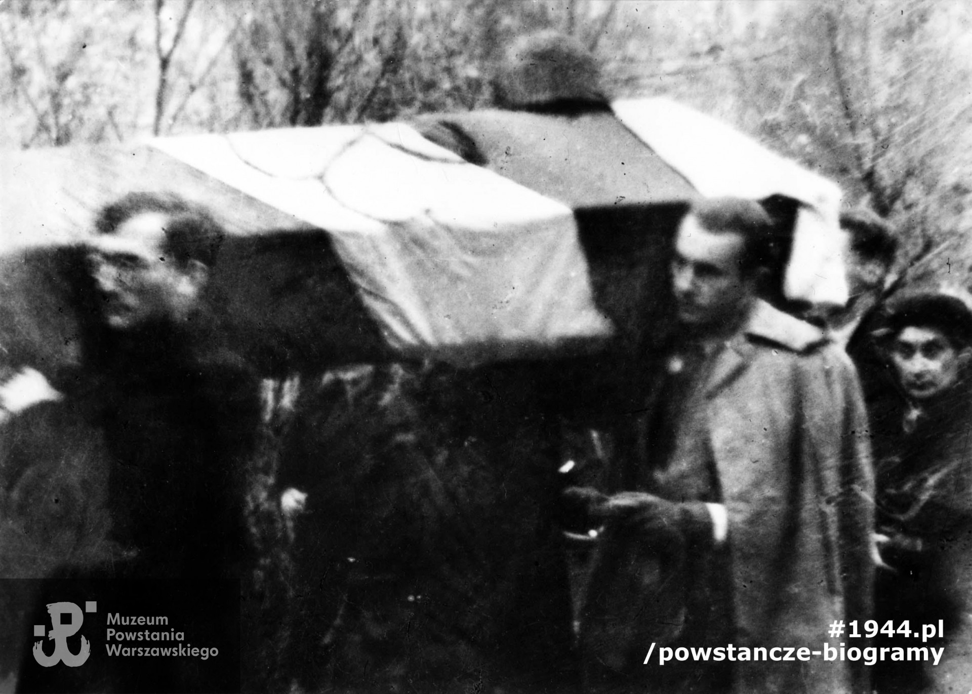 31 października 1945 roku. Pogrzeb hm. Andrzeja Romockiego "Andrzeja Morro" na Cmentarzu Wojskowym na Powązkach. Trumnę niosą od lewej: Bogdan Celiński "Wiktor" i Jan Rodowicz "Anoda". Za trumną matka Jadwiga z Niklewiczów Romocka. Fot. Juliusz Bogdan Deczkowski "Laudański". Ze zbiorów Muzeum Powstania Warszawskiego, sygn. MPW-IN/3669