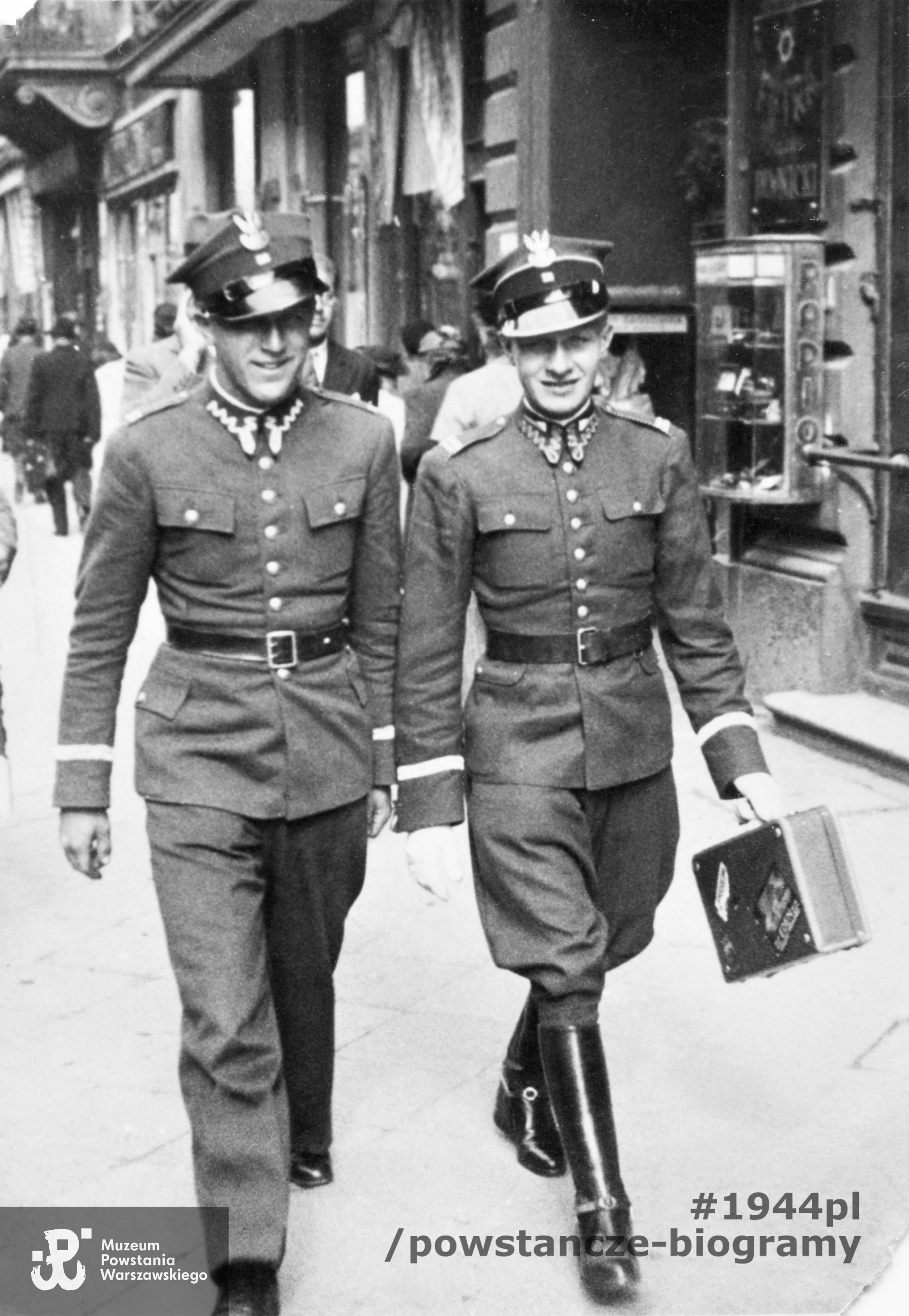 30 września 1937 roku, pchor.  Mieczysław Łuniewski w mundurze WP, na zdjęciu widoczny z lewej strony. Fot. ze zbiorów rodzinnych Joanny i Jerzego Mikuszewskich.